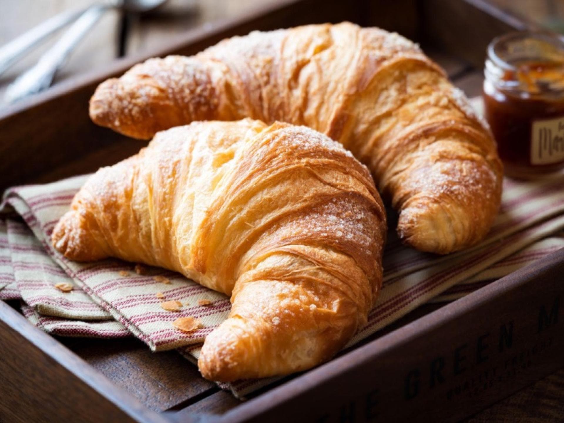Zwei Croissants auf einem Tablett