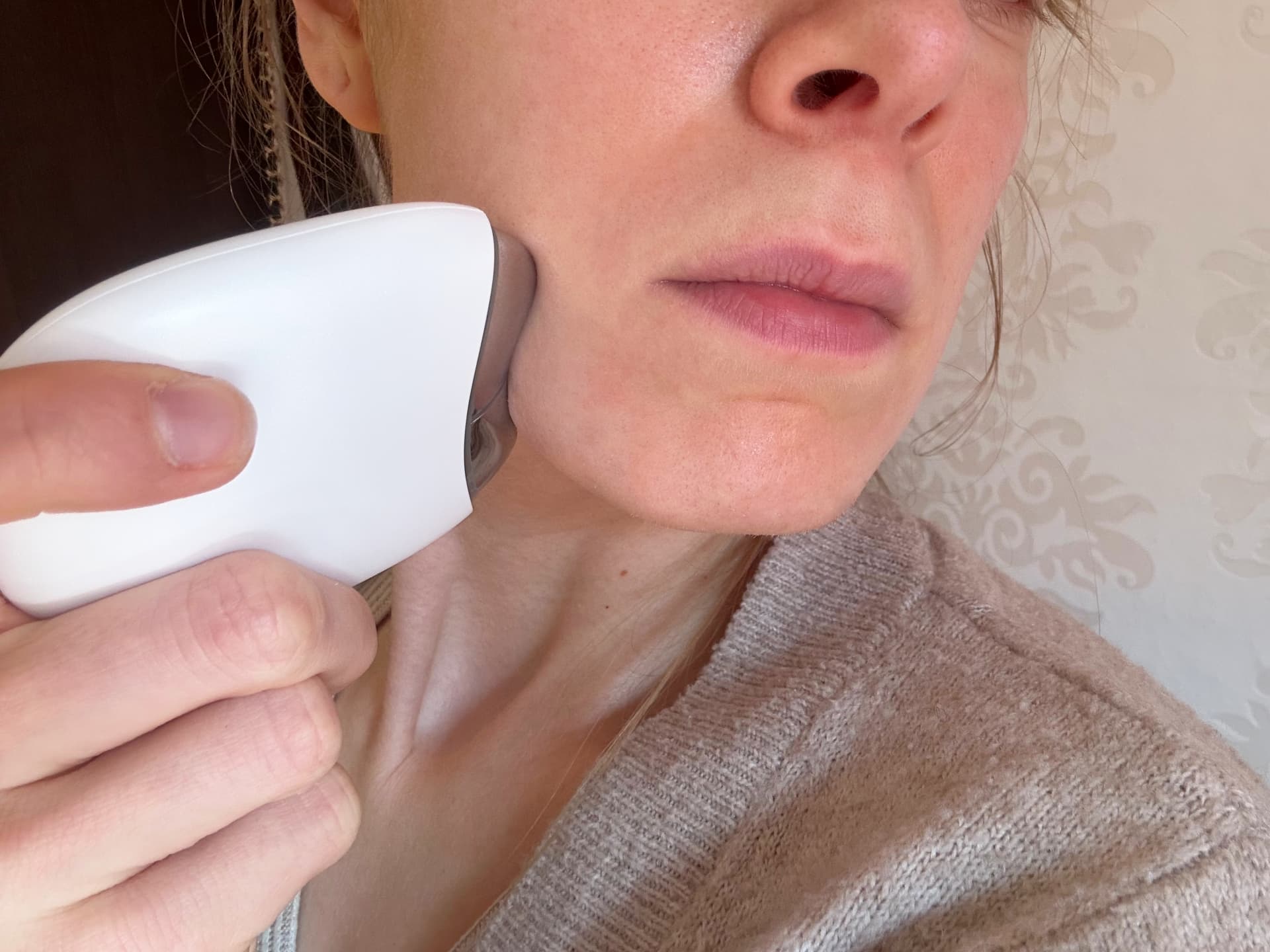 EMS Gua Sha Erfahrungen - Das Gerät von Demarés im Einsatz