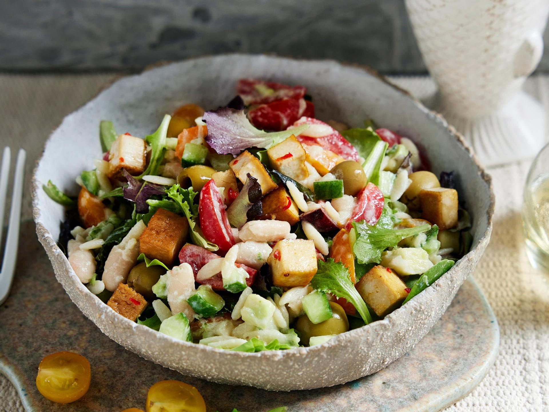 Griechischer Salat mit Gurke und Tofu Griechischer Salat mit Gurke und Tofu