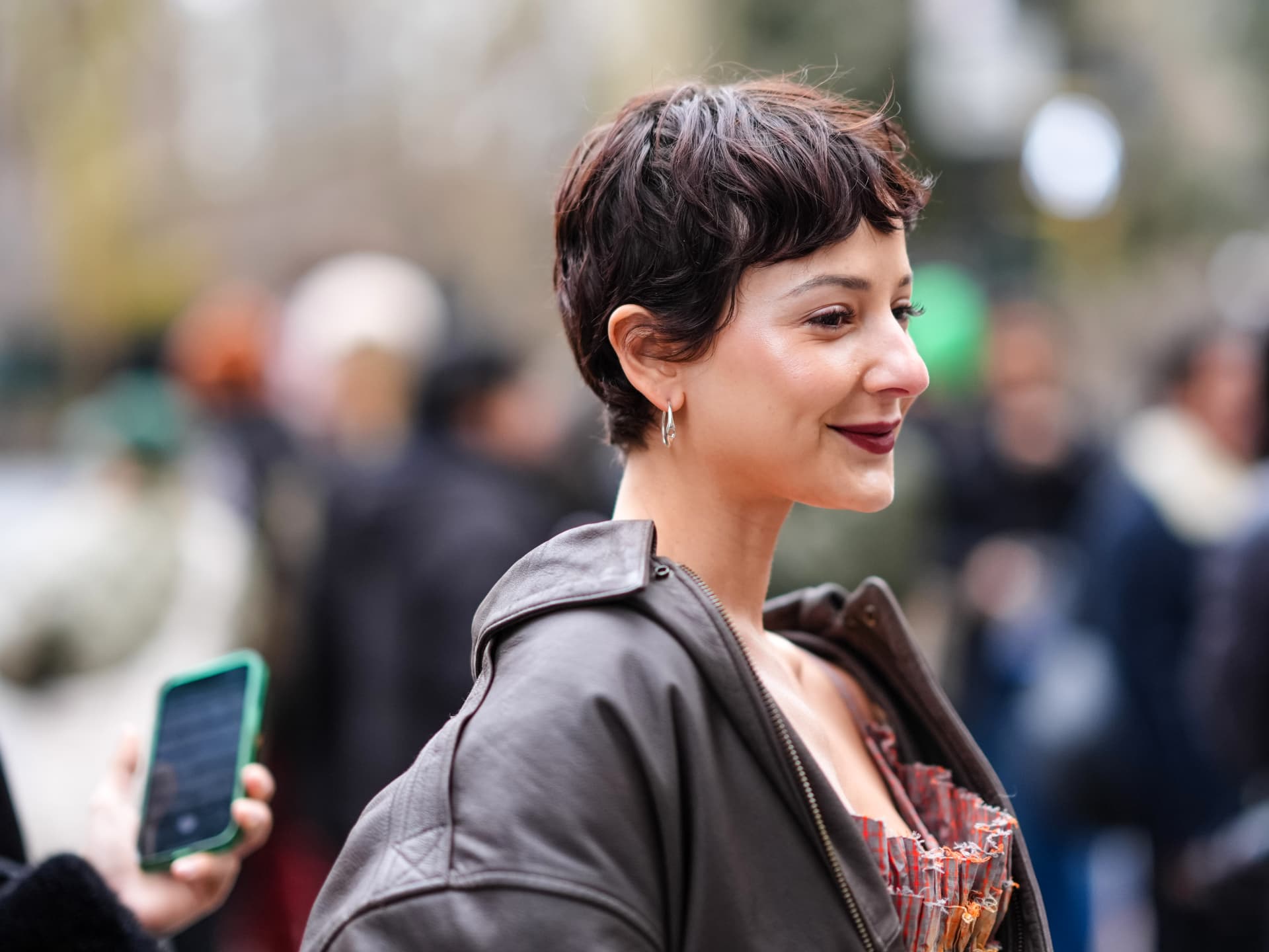 Kurzhaafrisuren 2025 - Influencerin Alyssa Coscarelli mit Mixie Cut