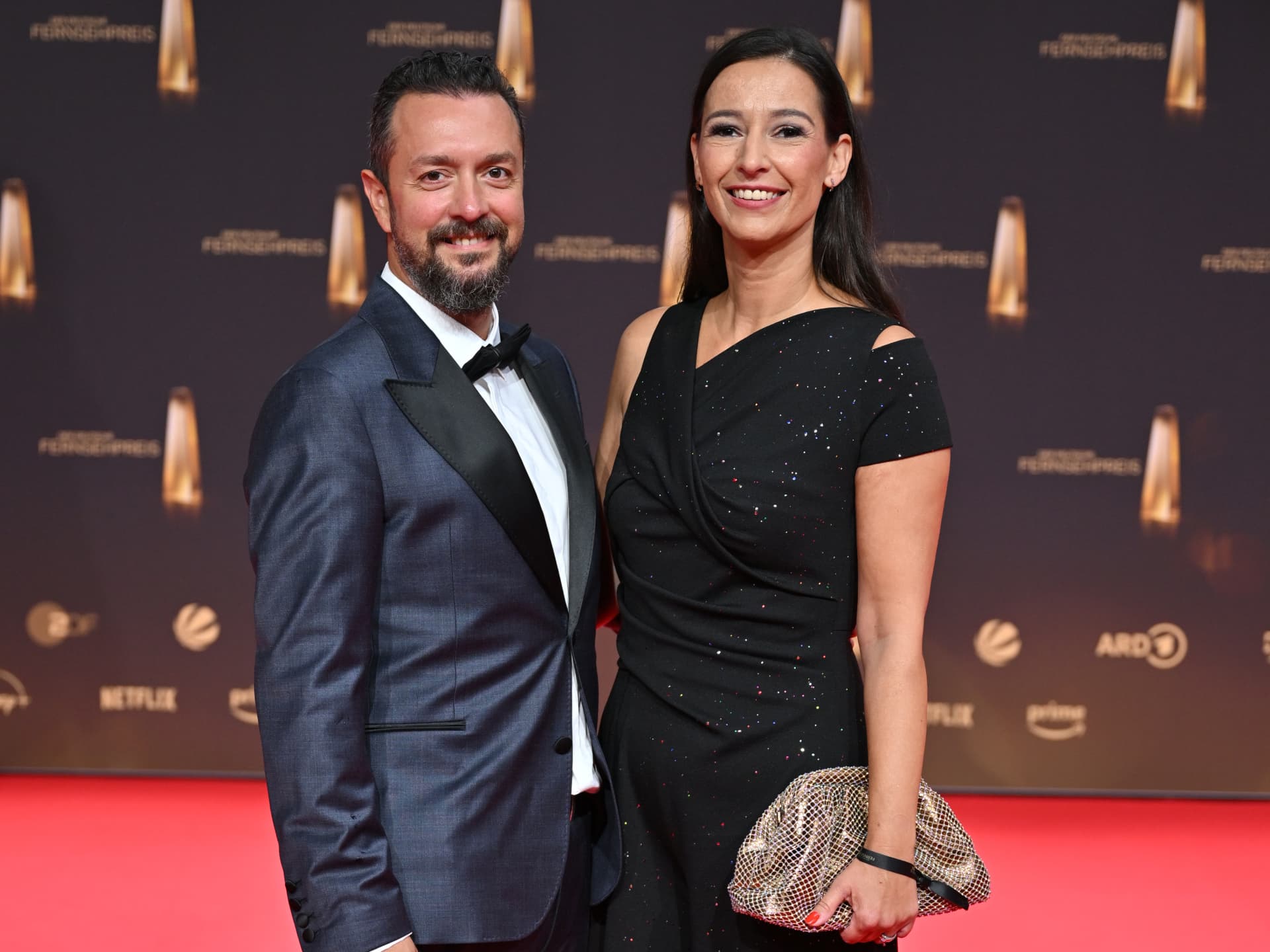 Moderatorin Pinar Atalay mit ihrem Ehemann Reha Omayer bei der Verleihung des Deutschen Fernsehpreises 2024 Pinar Atalay und ihr Ehemann Reha Omayer bei der Verleihung des Deutschen Fernsehpreises 2024