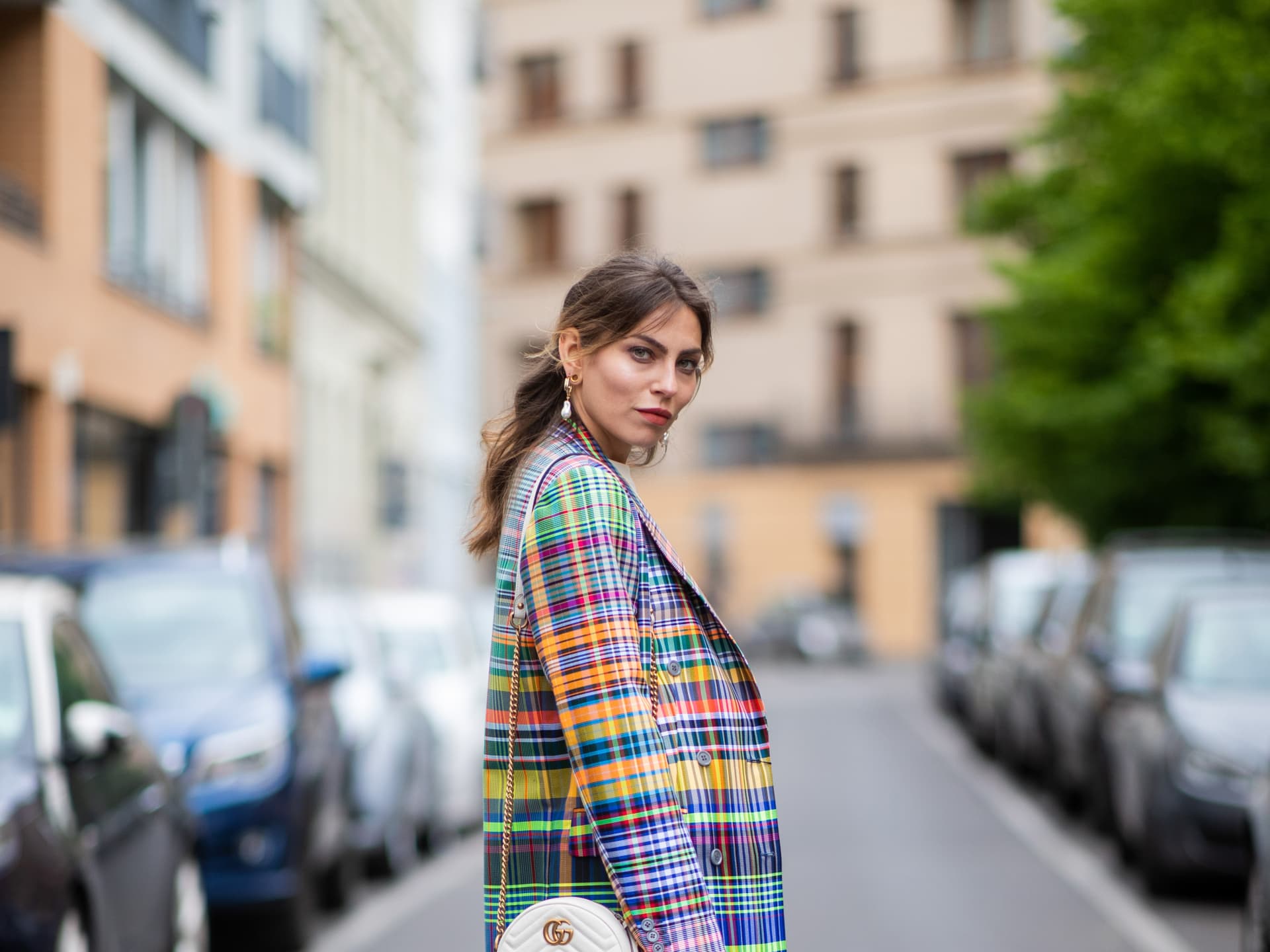 Sleek-Zopf - Masha Sedgwick mit tiefem Sleek-Zopf