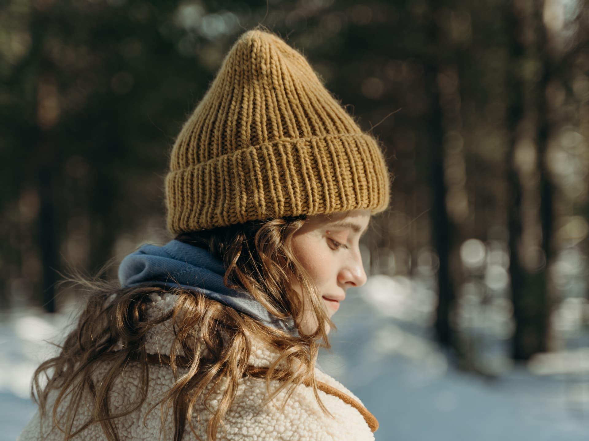 Stricken mit dicker Wolle - Model in Beanie aus dicker Wolle