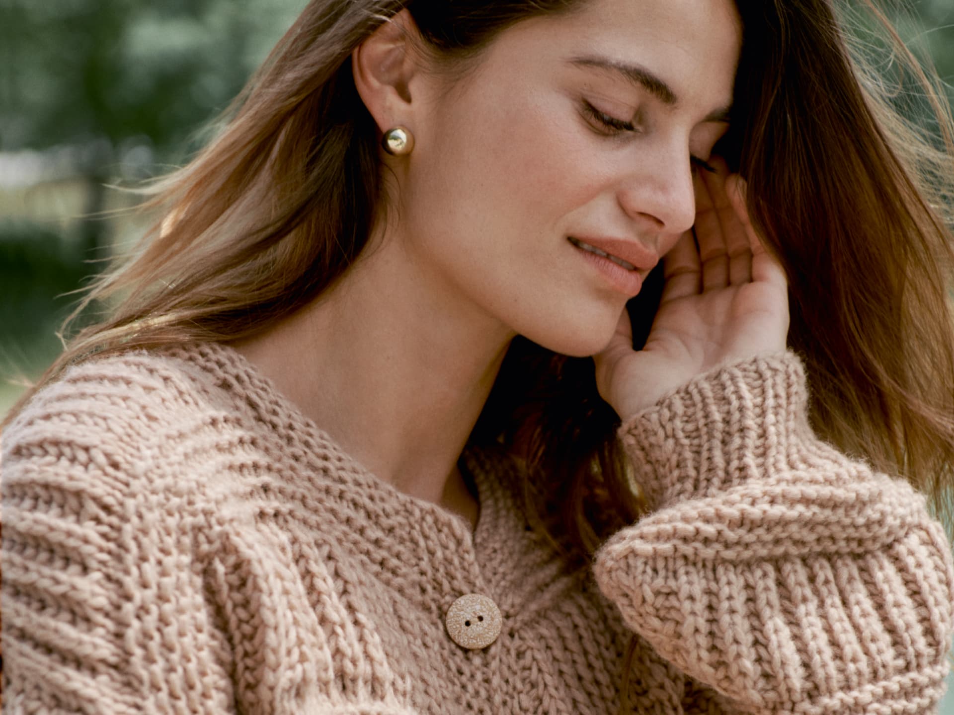 Stricken mit dicker Wolle - Model in Oversize-Strickjacke von Lana Grossa