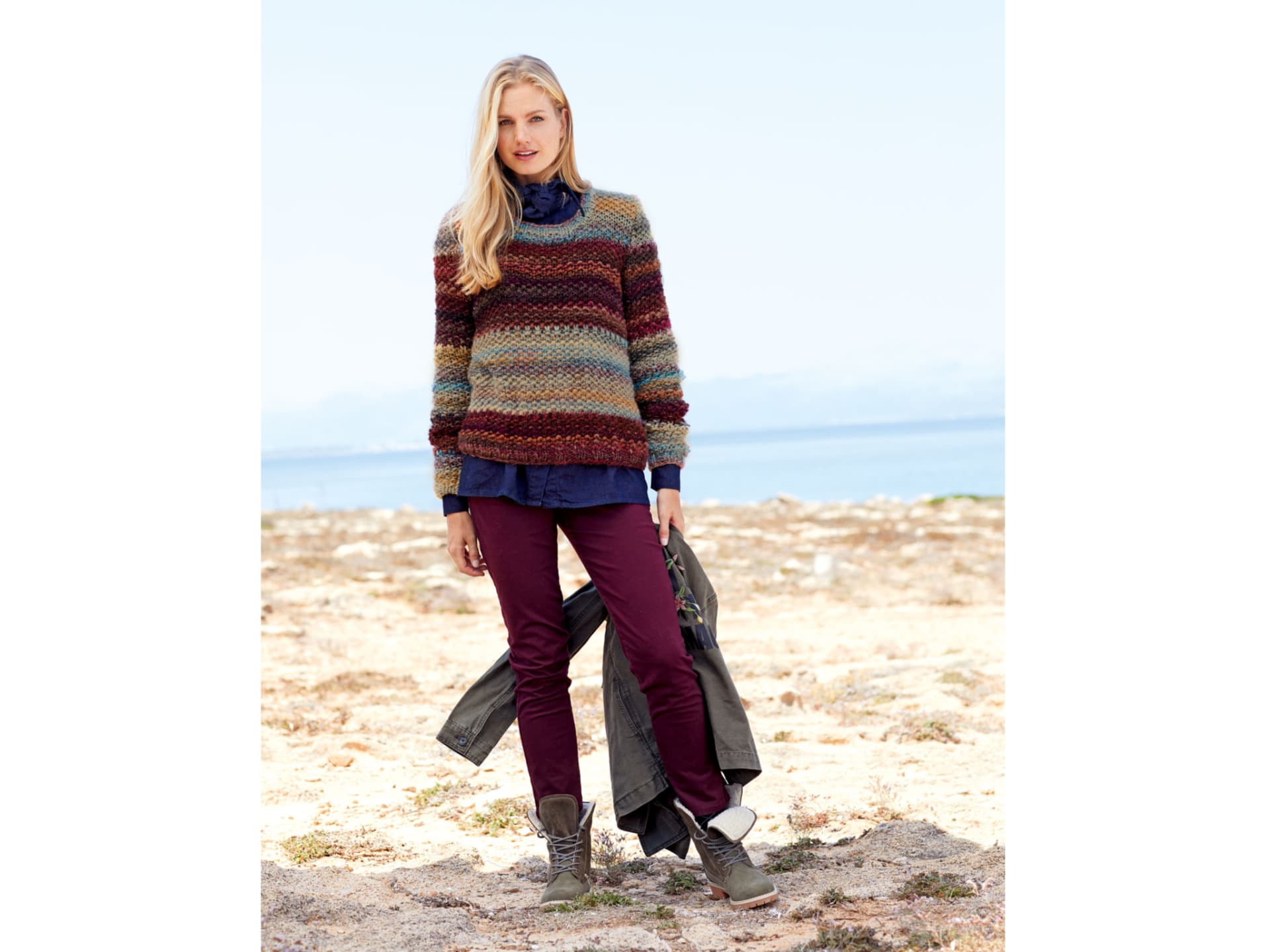Stricken mit dicker Wolle - Model in Multicolor-Streifenpullover von Lana Grossa