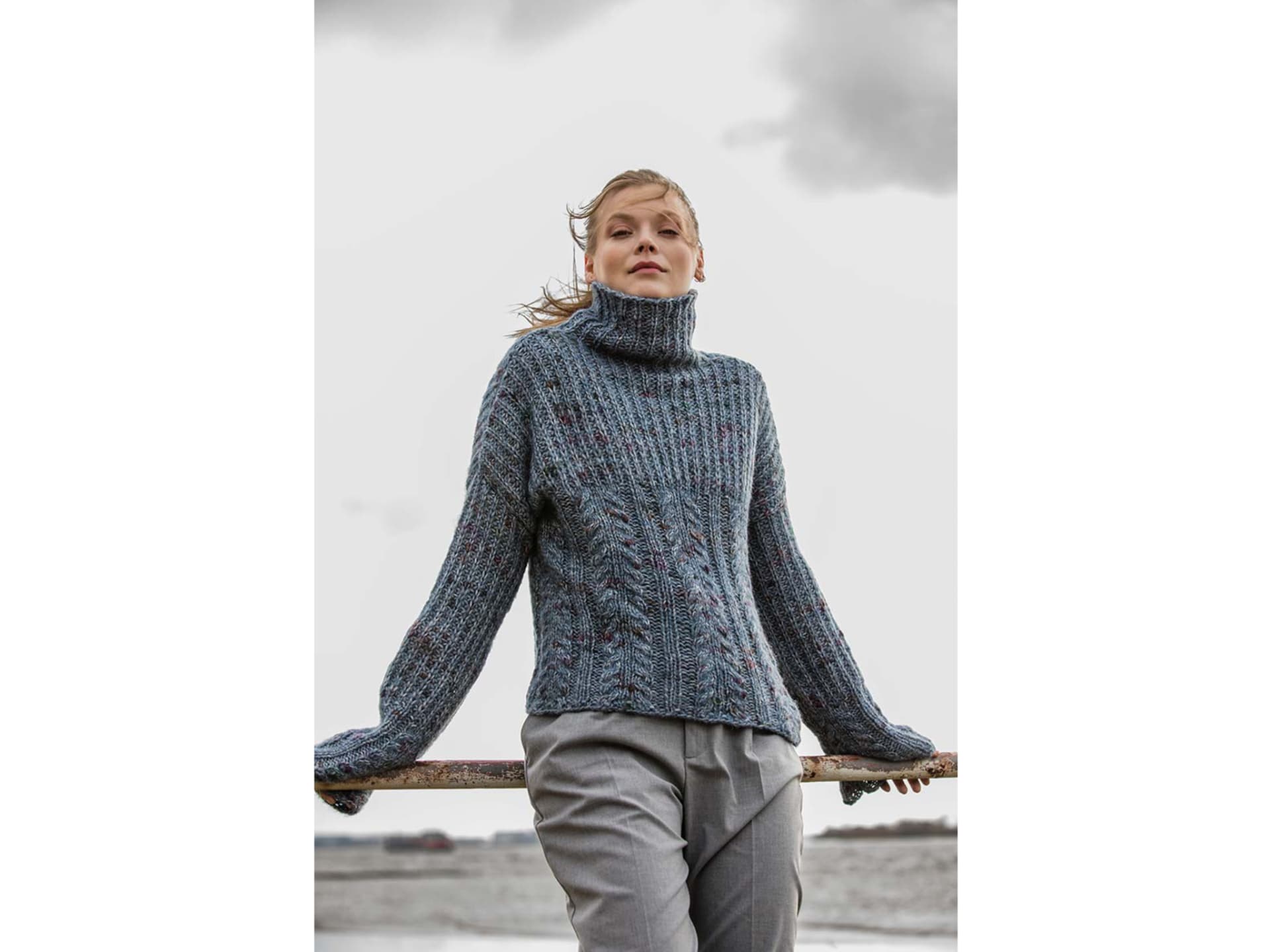 Stricken mit dicker Wolle - Model in Mustermix-Pullover von Lana Grossa