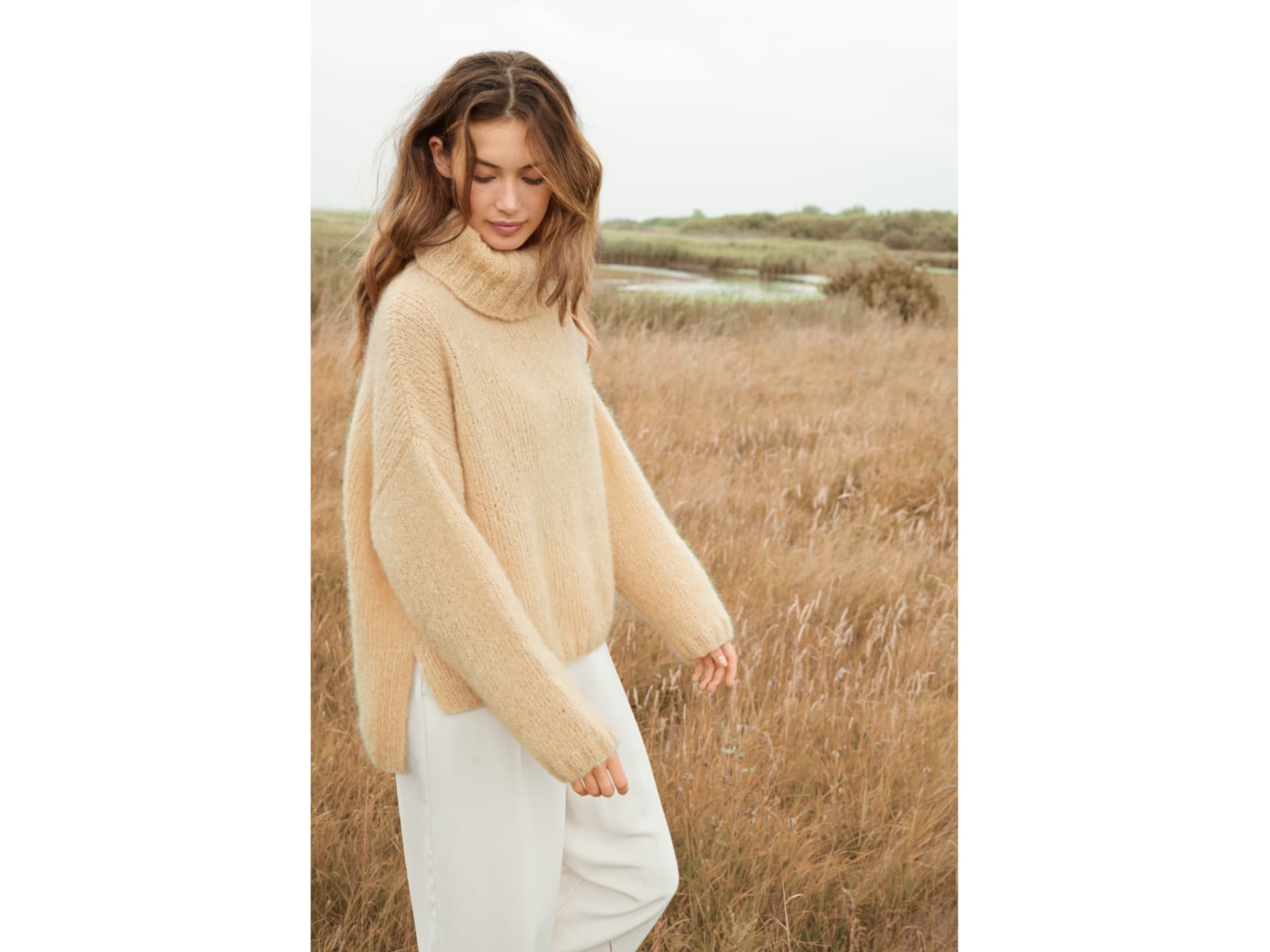 Stricken mit dicker Wolle - Model in buttergelben Rollkragenpullover von Lana Grossa