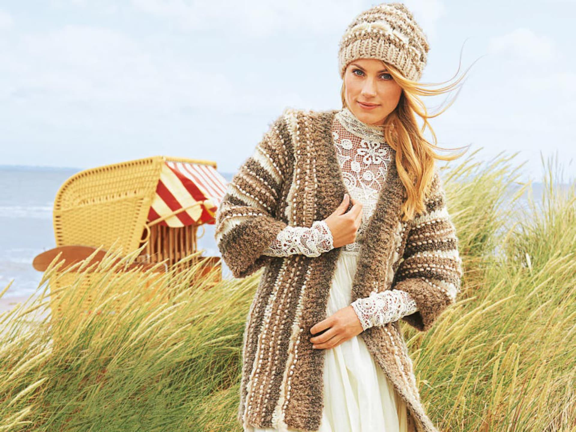Stricken mit dicker Wolle - Model in Mütze und Cardigan in Sandtönen