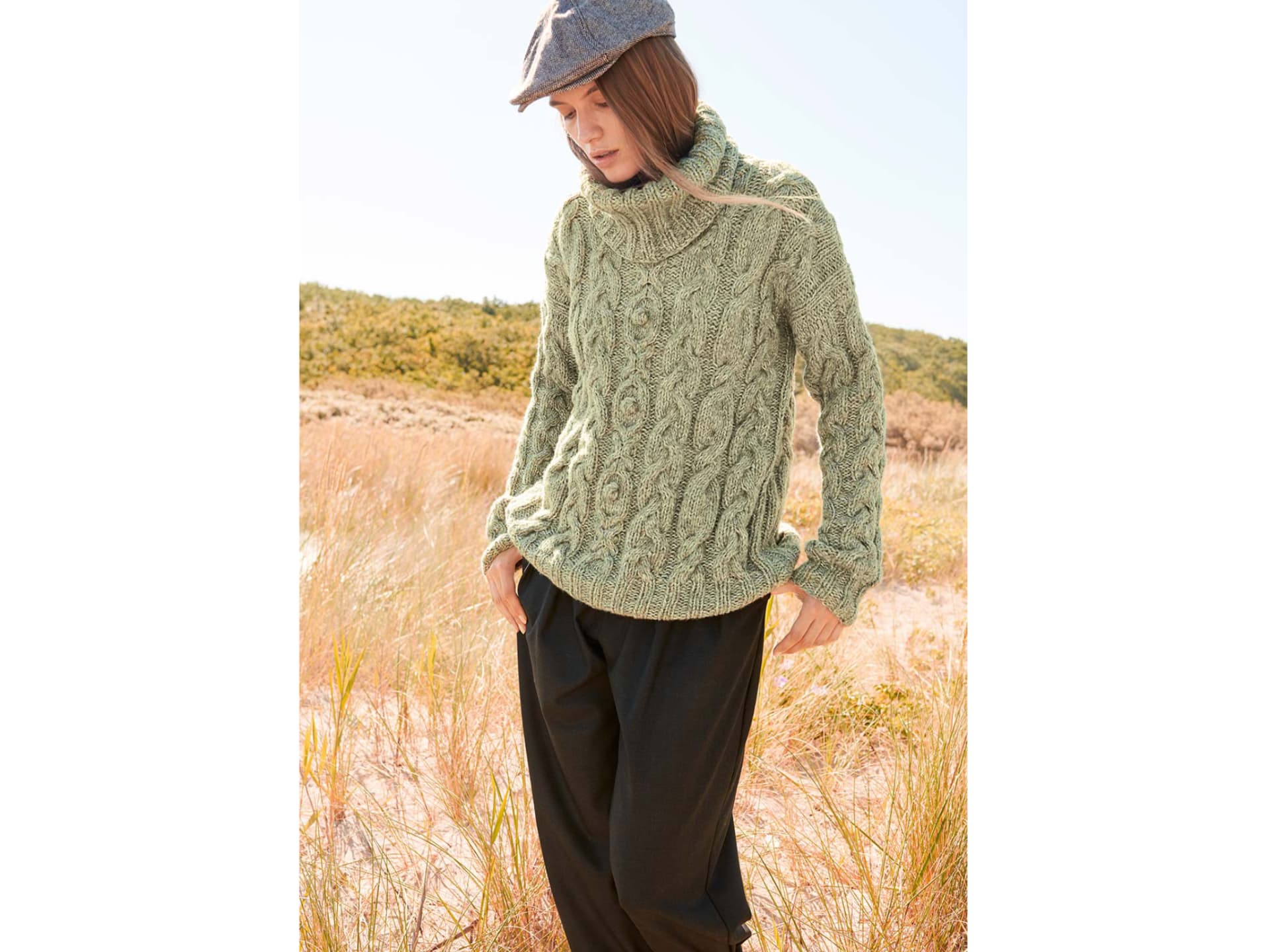 Stricken mit dicker Wolle - Model in Zopfmusterpullover von Lana Grossa