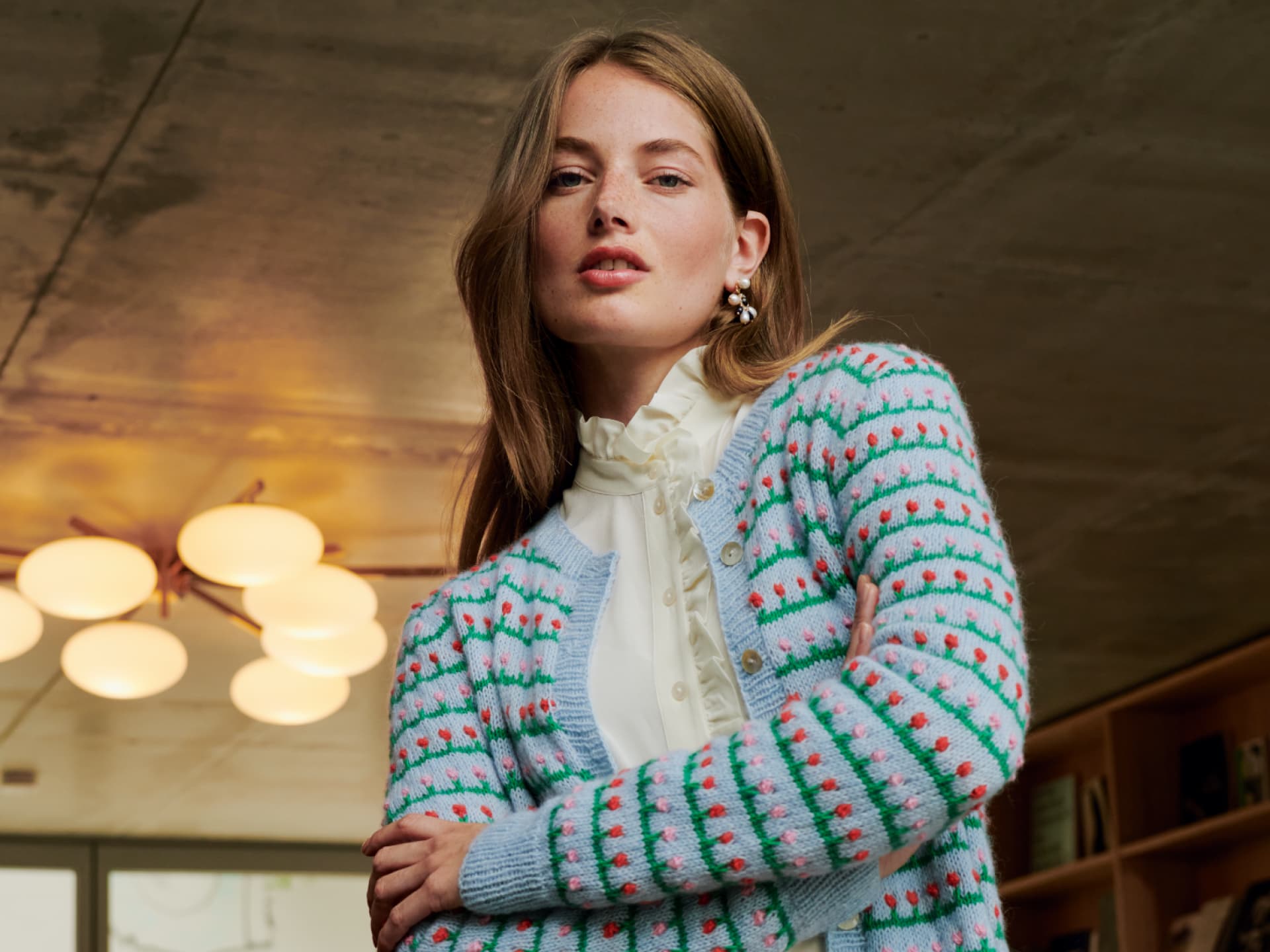 Stricken mit Rundstricknadel - Model in Blümchen-Jacke von Lana Grossa