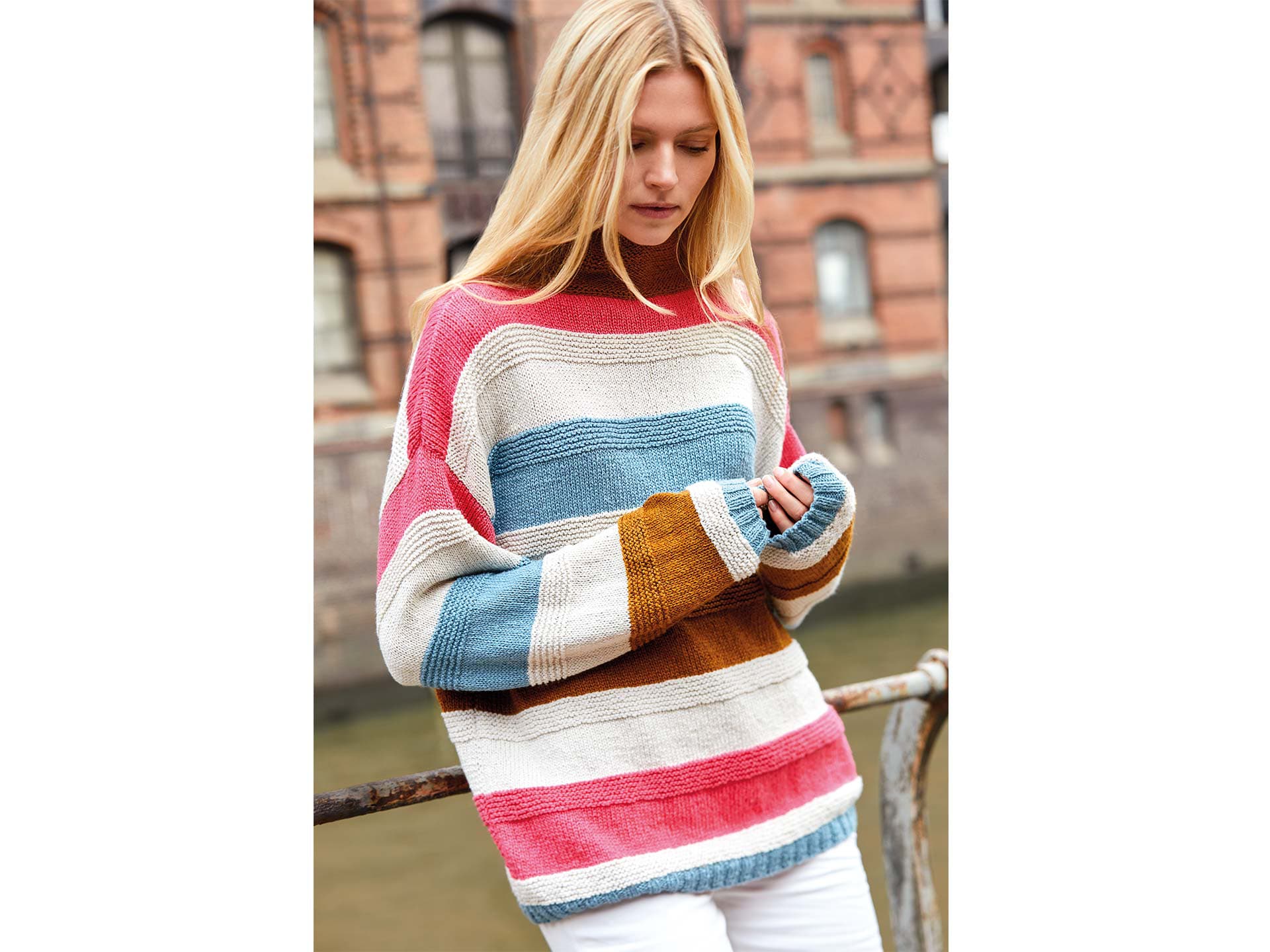 Stricken mit Rundstricknadel - Model in Blockstreifen-Pullover von Lana Grossa