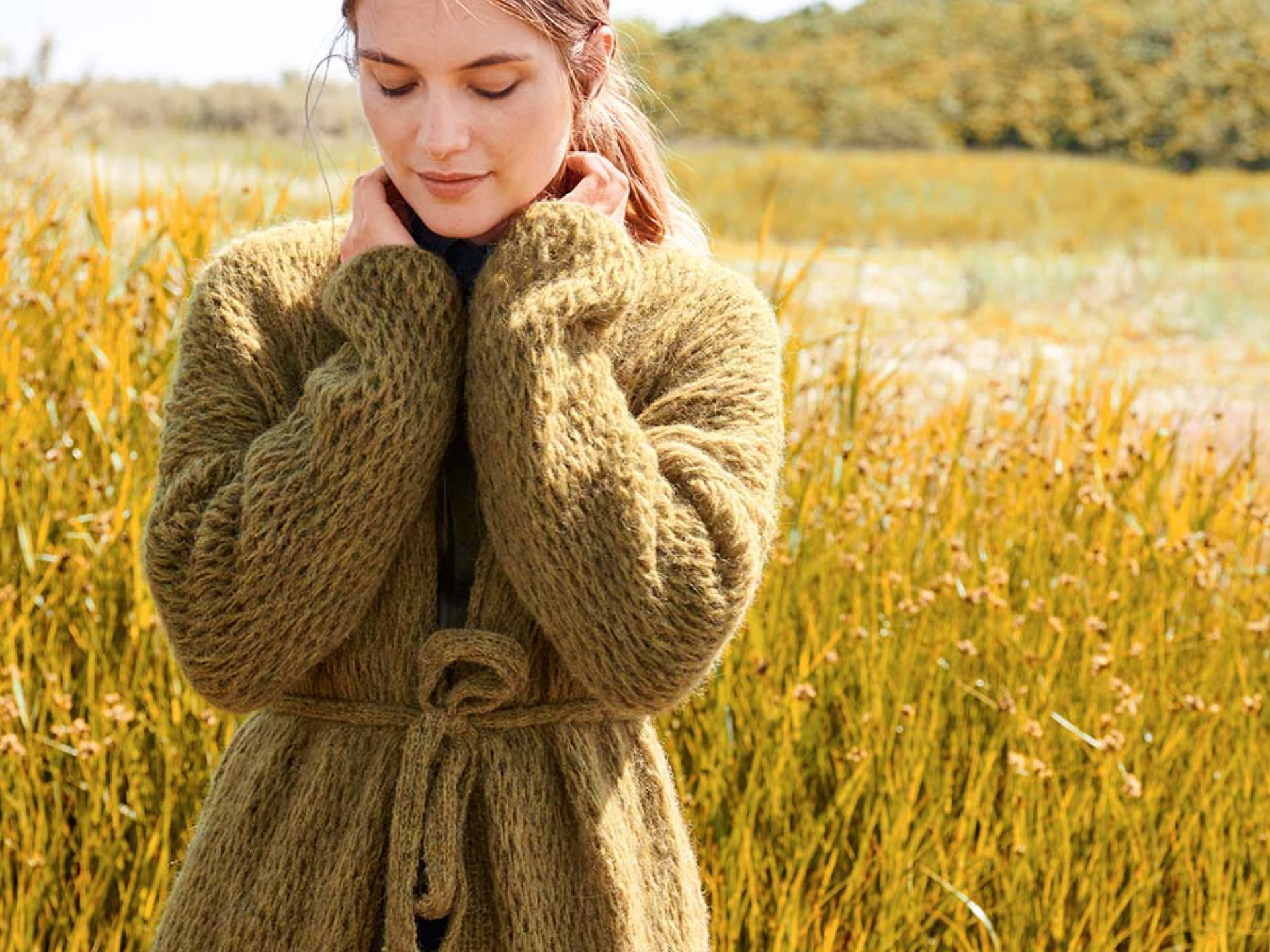 Stricken mit Rundstricknadel - Model in Strickmantel im Hebemaschenmuster von Lana Grossa