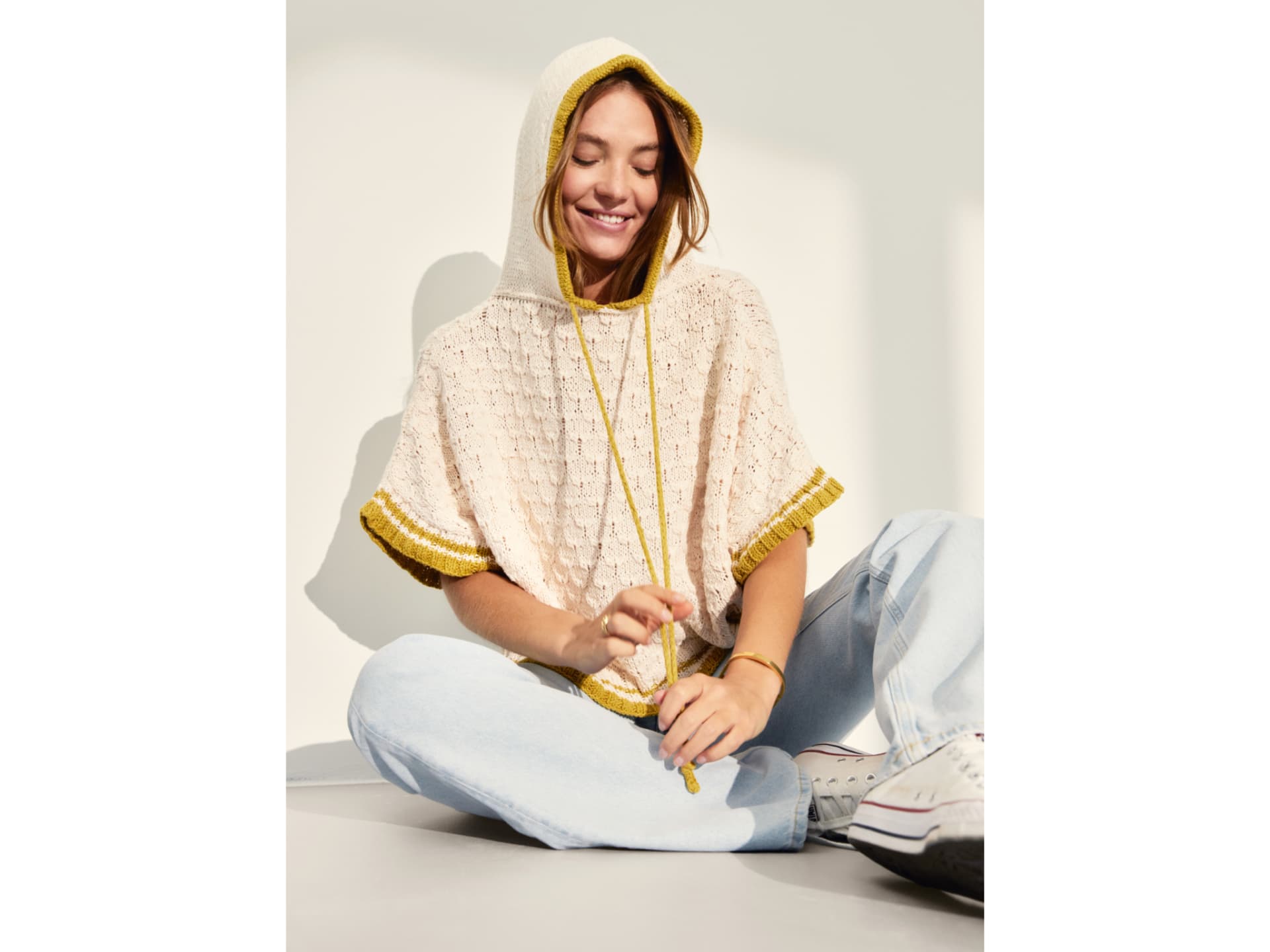 Stricken mit Rundstricknadel - Model in Hoodie von Lana Grossa