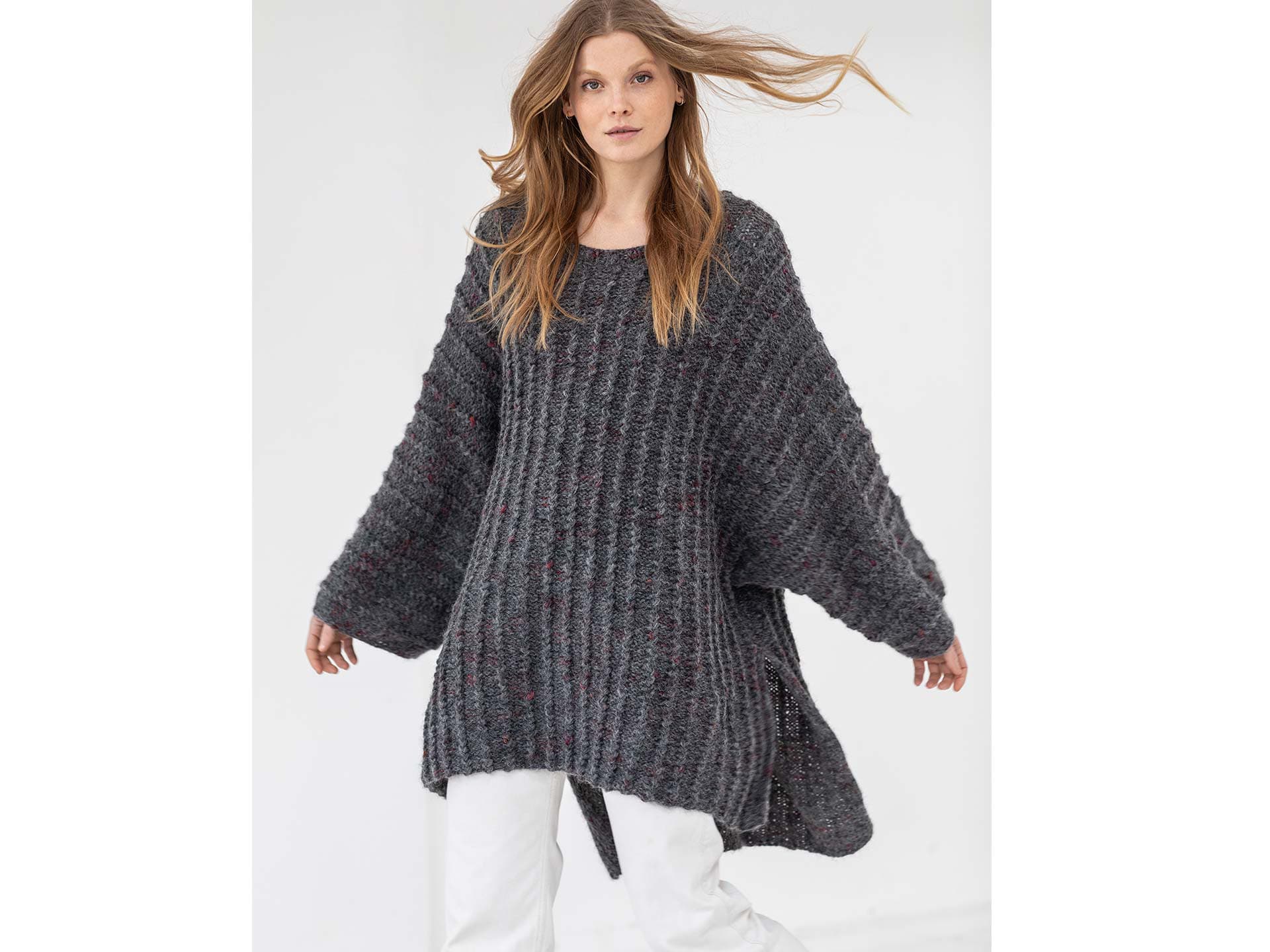 Stricken mit Rundstricknadel - Model in grauem Kimonopullover von Lana Grossa