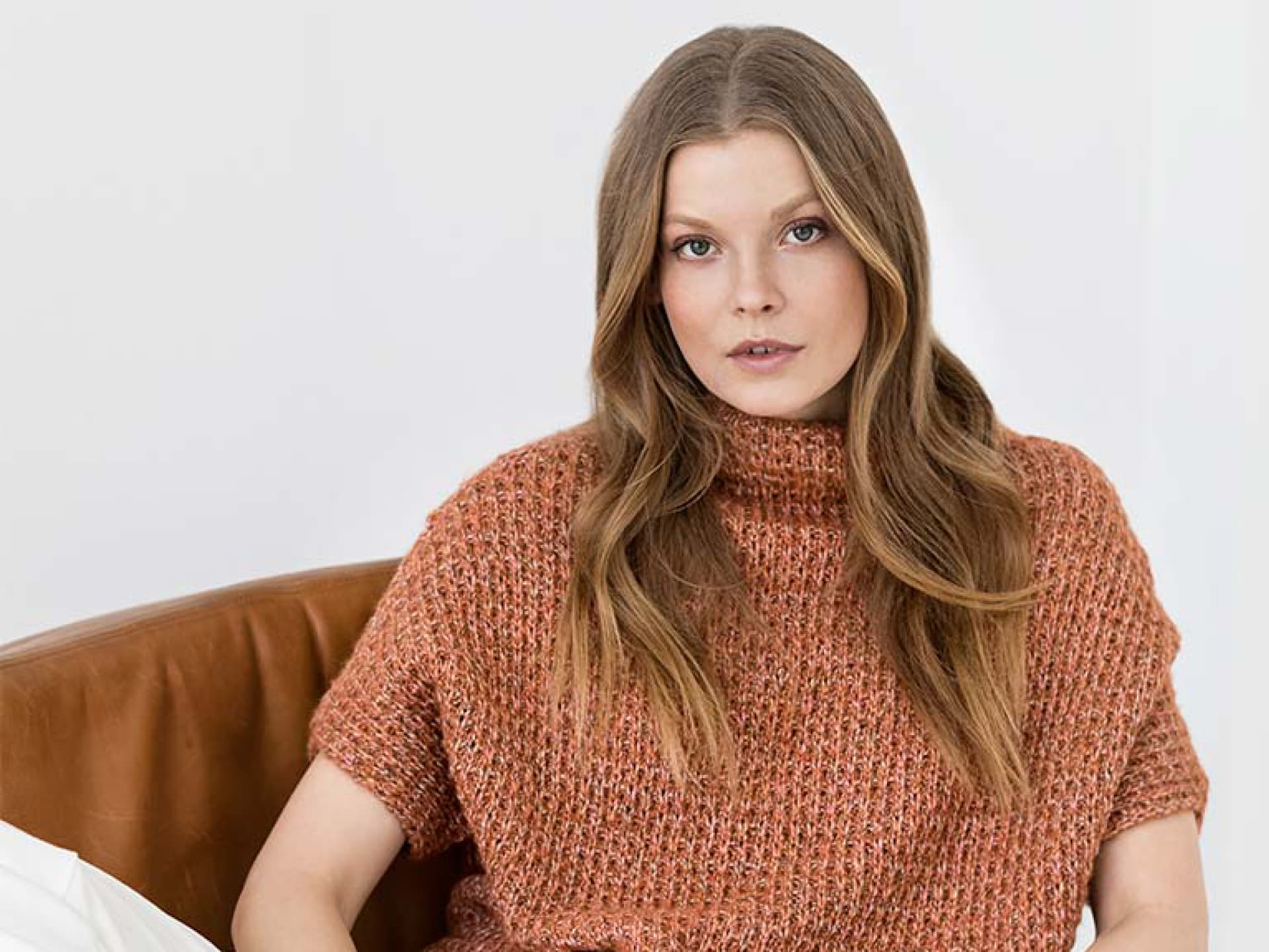 Stricken mit Rundstricknadel - Model in Kurzarm-Kimonopullover mit Rollkragen von Lana Grossa