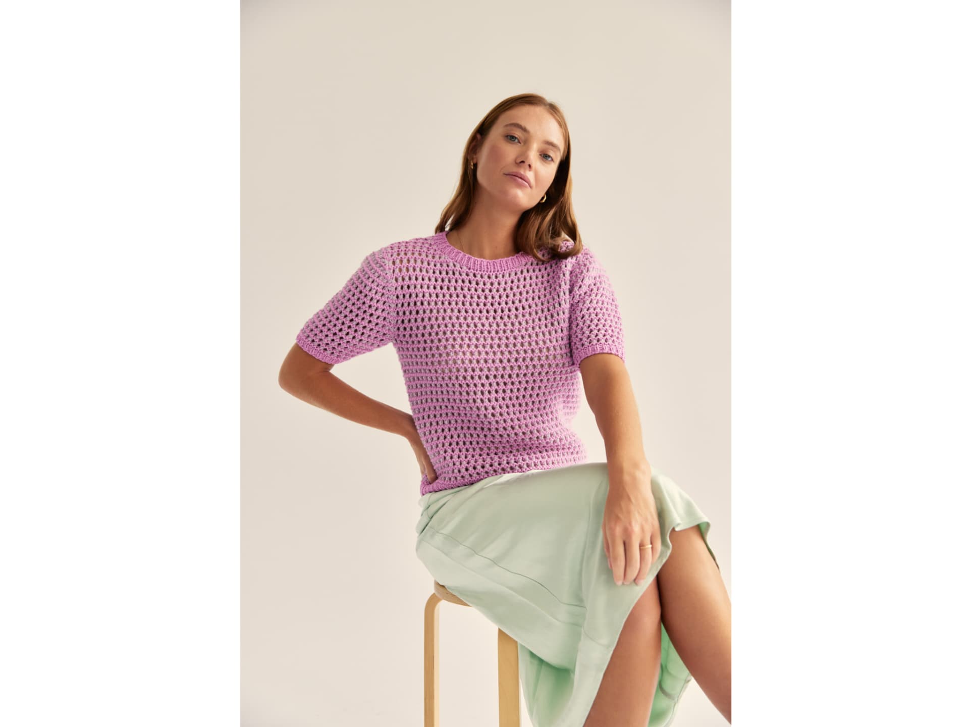 Stricken mit Rundstricknadel - Model in luftigem T-Shirt von Lana Grossa