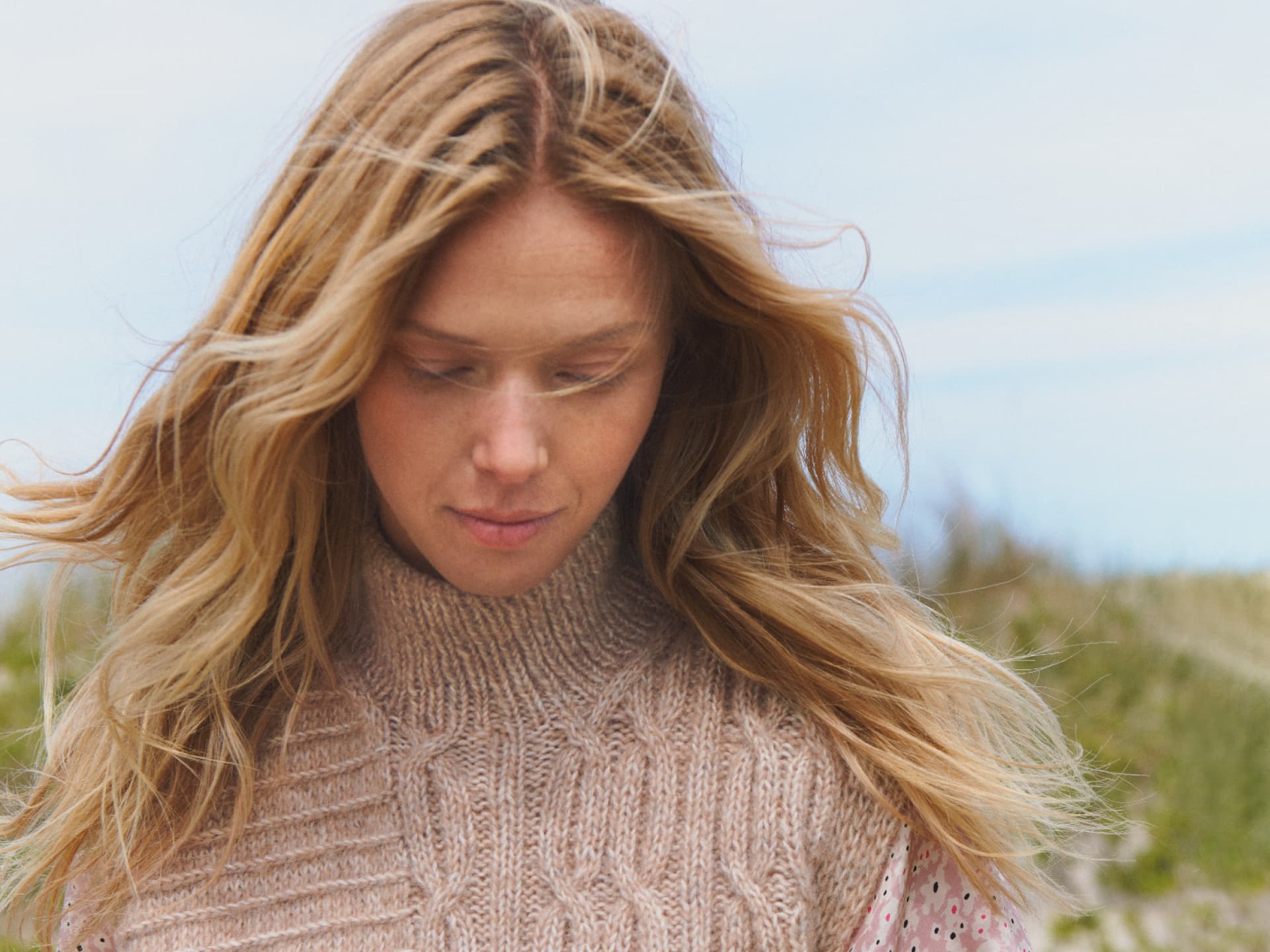 Stricken mit Rundstricknadel - Model in Mustermix-Pullunder von Lana Grossa