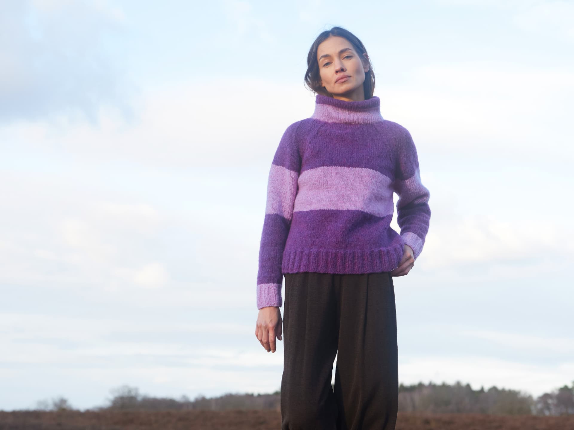 Stricken mit Rundstricknadel - Model in Pullover mit XXL-Streifen