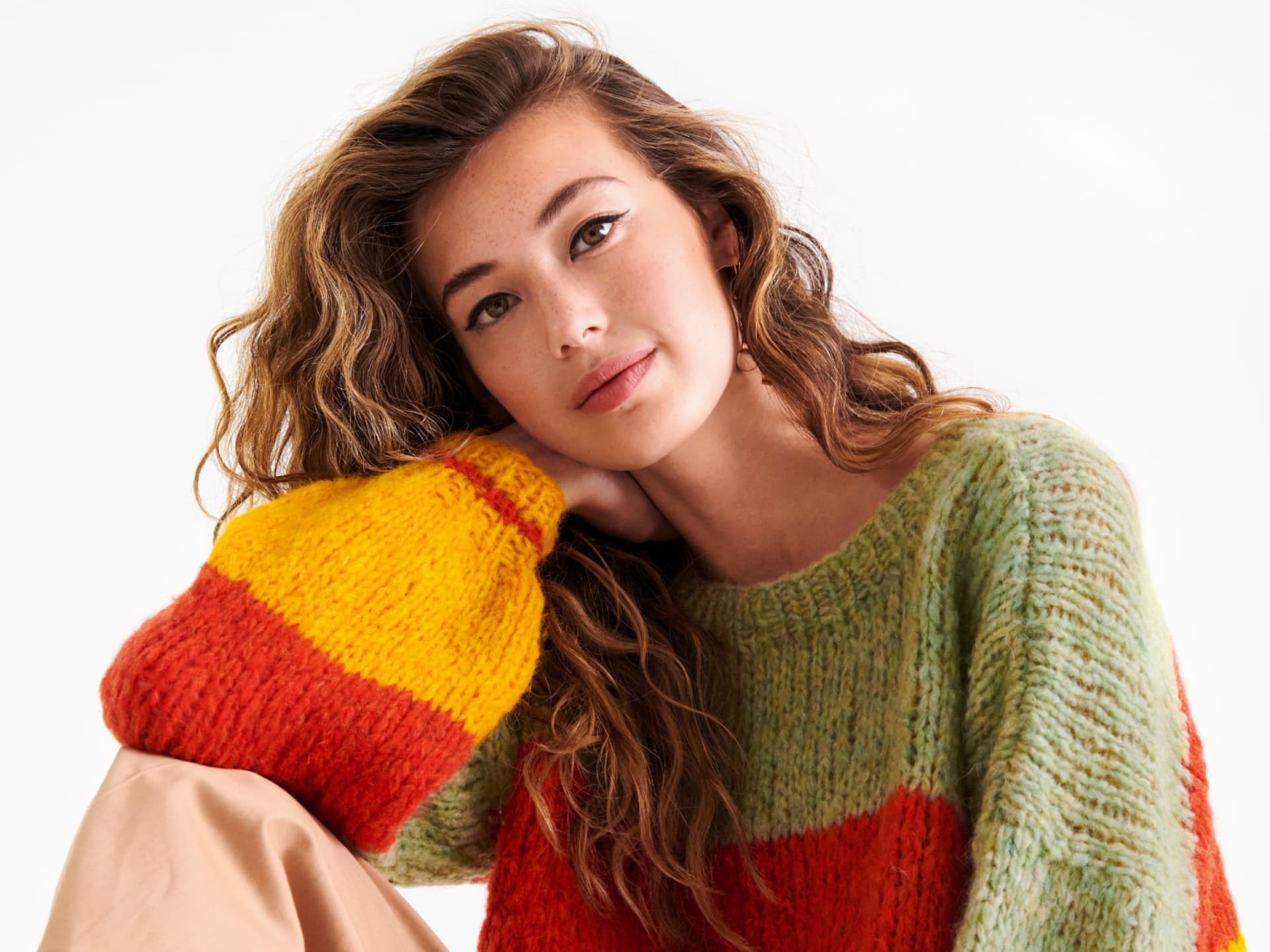 Stricken mit Rundstricknadel - Model in Regenbogenpullover von Lana Grossa