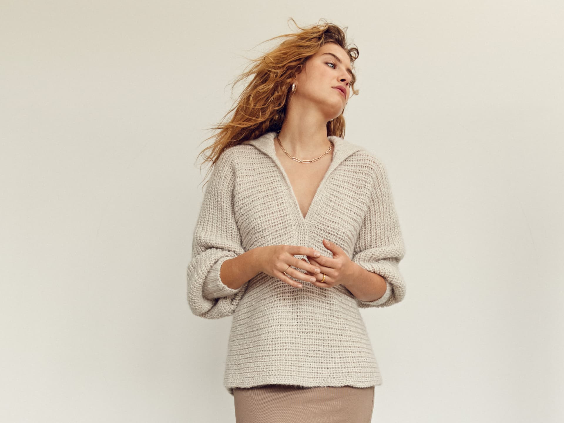 Stricken mit Rundstricknadel - Model in beigefarbenem V-Pullover von Lana Grossa