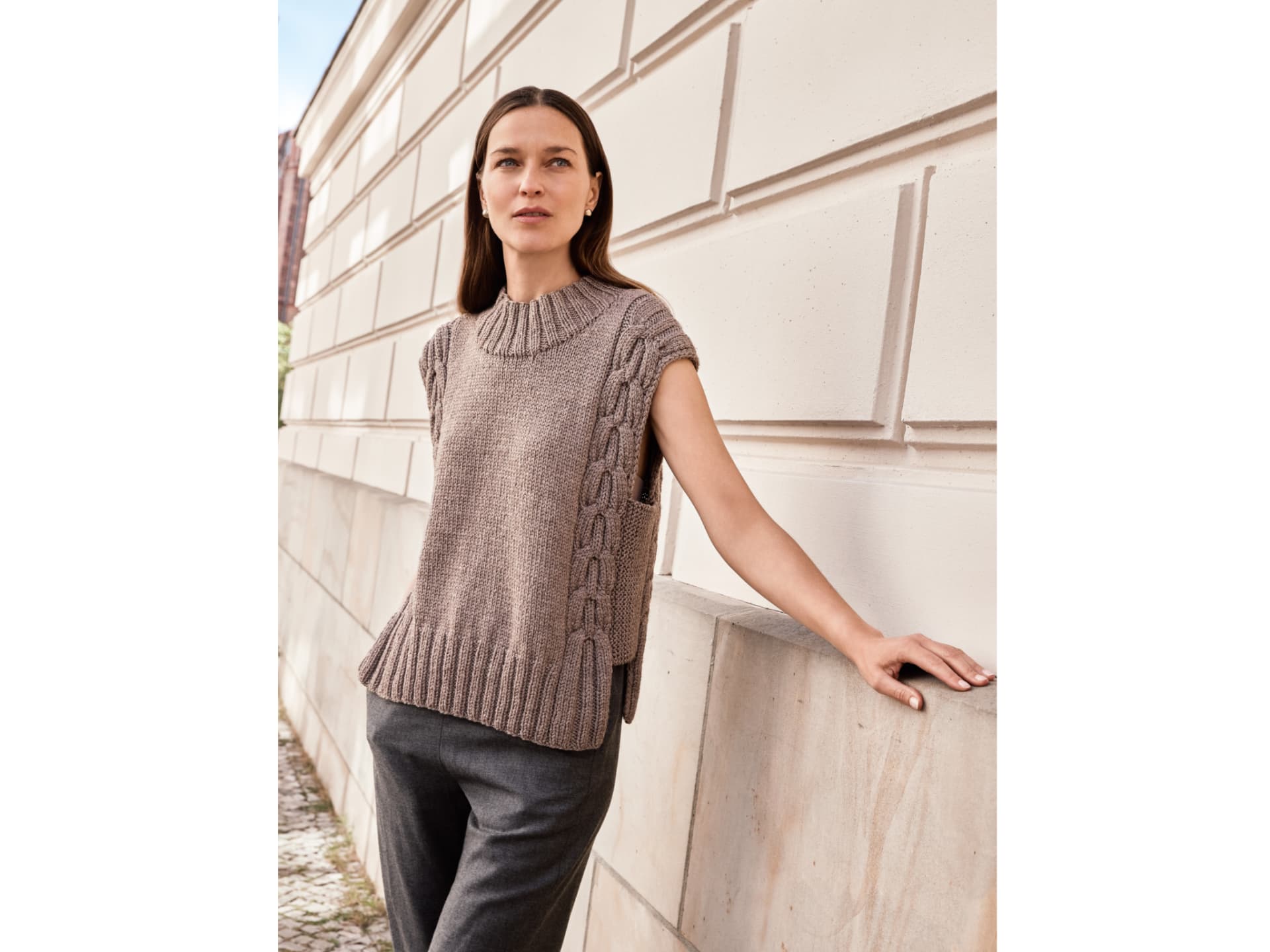 Stricken mit Rundstricknadeln - Model in Zopfmuster-Pullunder von Lana Grossa