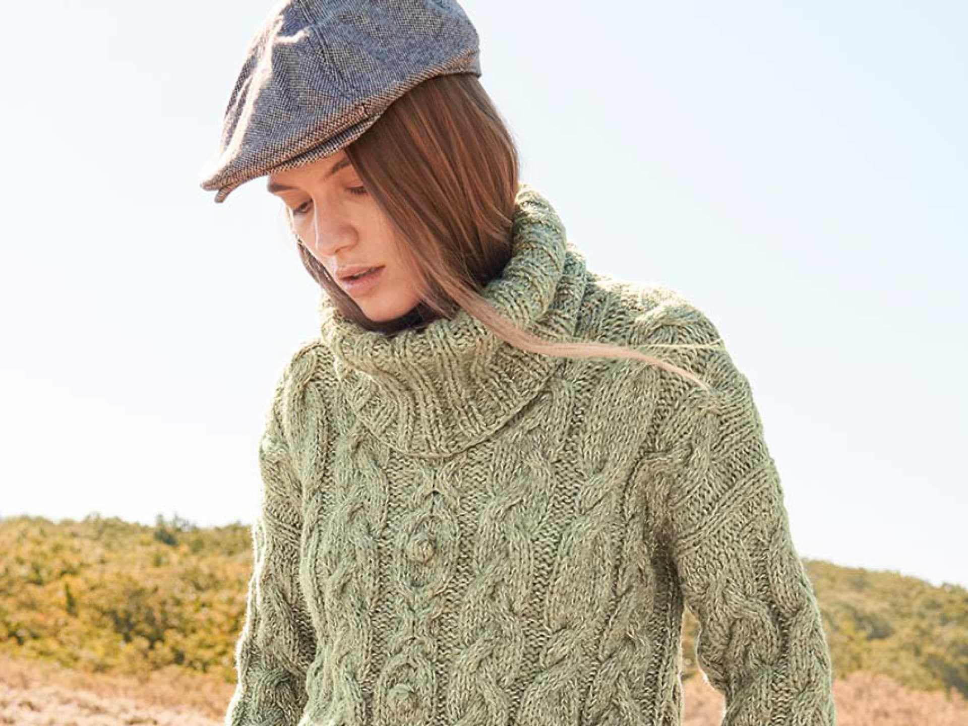 Stricken mit Rundstricknadel - Model mit Zopfpullover von Lana Grossa