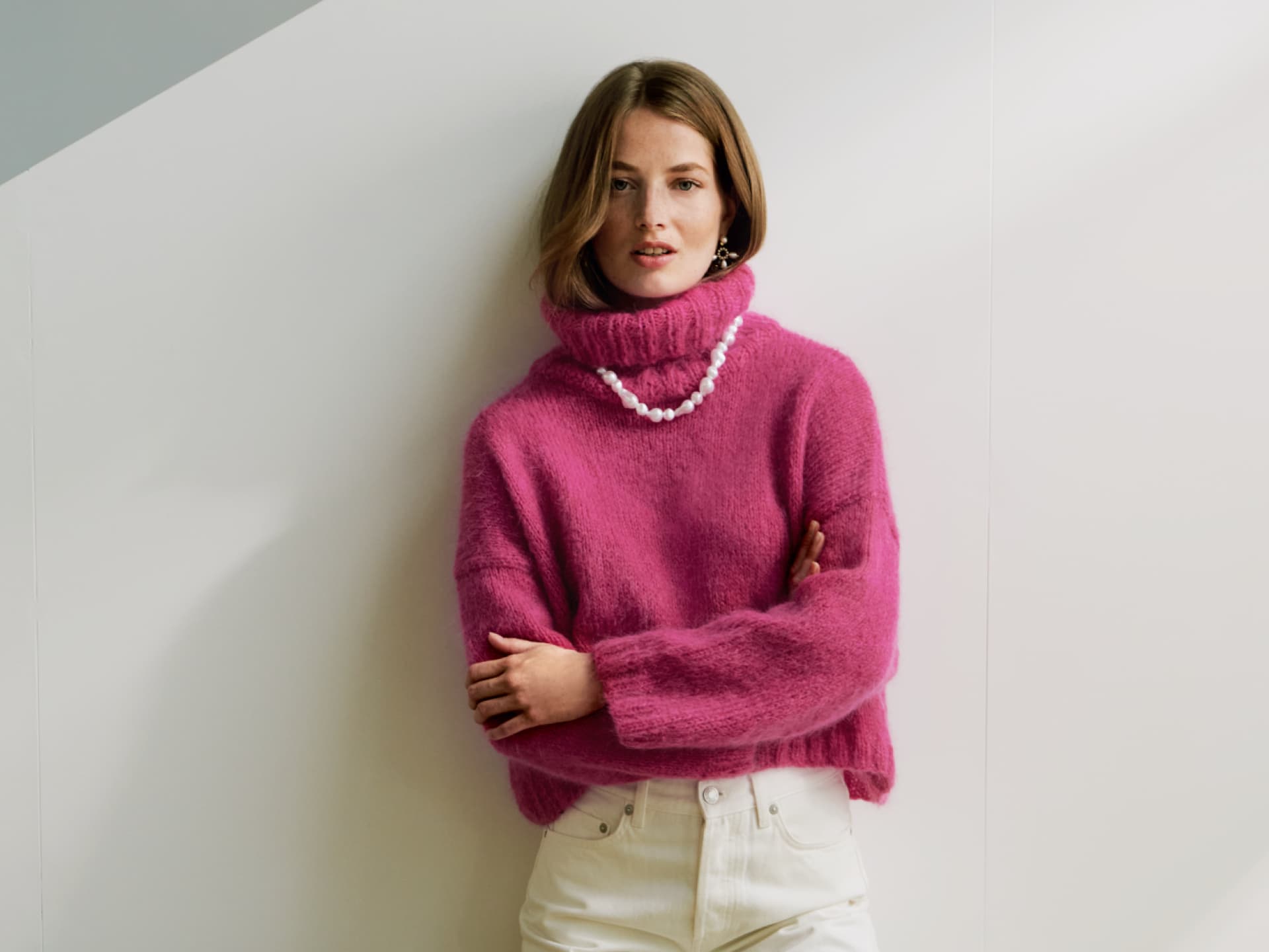 Stricken mit Rundstricknadel - Model in Rollkragenpullover von Lana Grossa