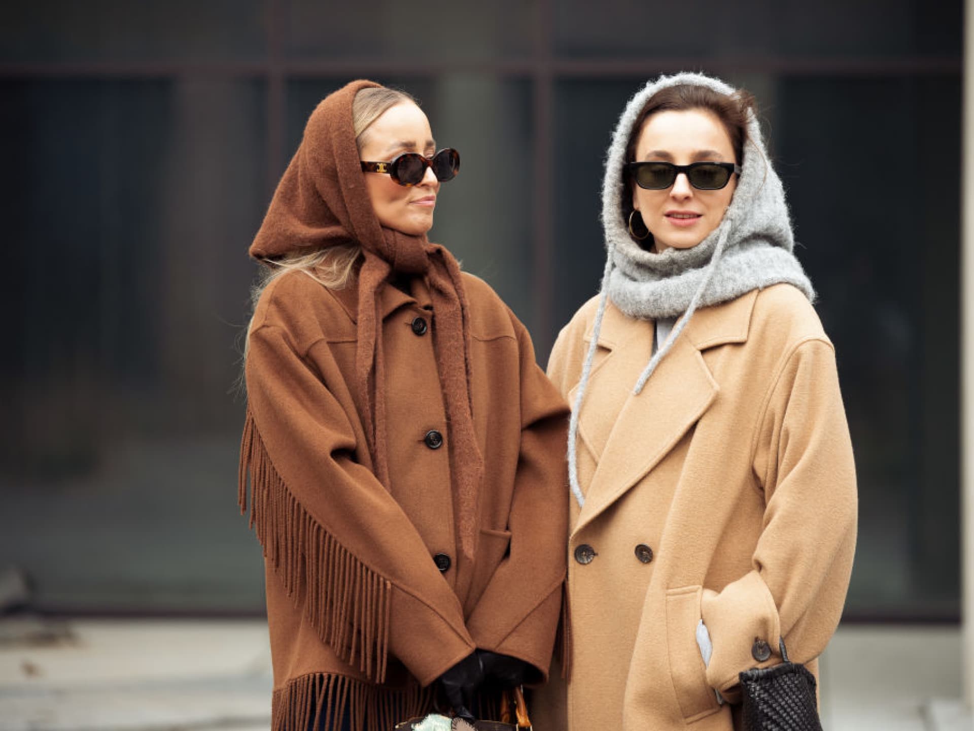 Stricktrends 2025 - zwei Besucherinnen der Copenhagen Fashion Week mit Strick-Bonnets