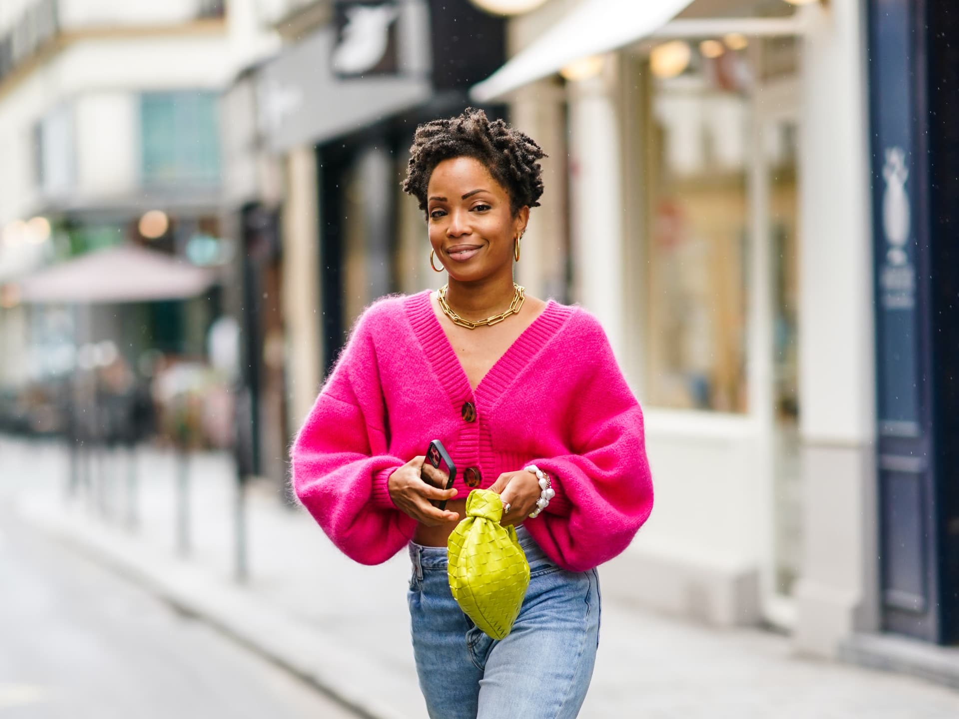 Stricktrends 2025 - Ellie Delphine trägt den Isemarkt-Cardigan