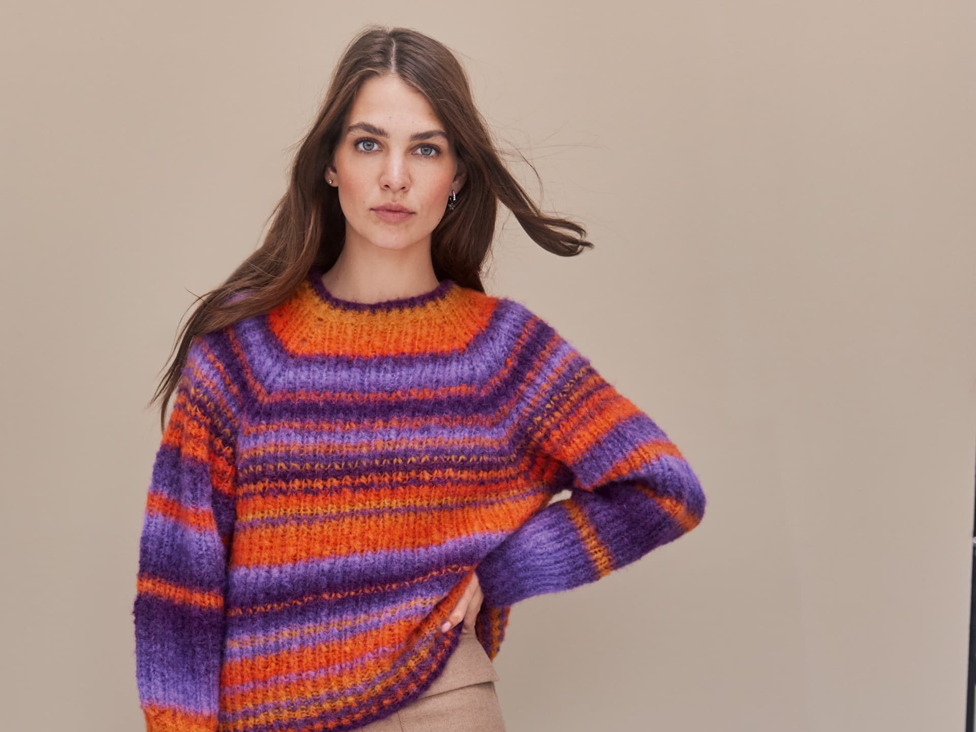Top down stricken - Model in Top-Down-Streifenpullover von Lana Grossa
