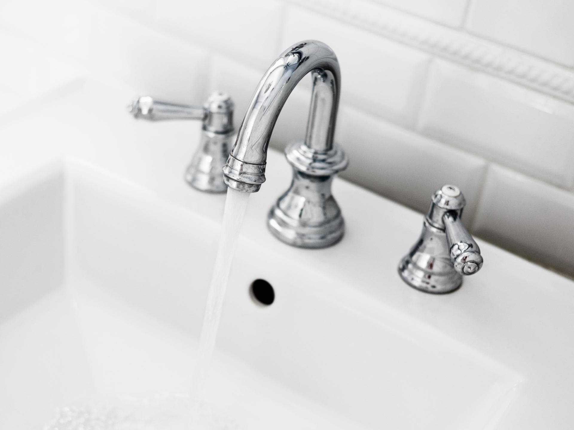 Den Waschbecken-Überlauf zu reinigen ist nicht schwer