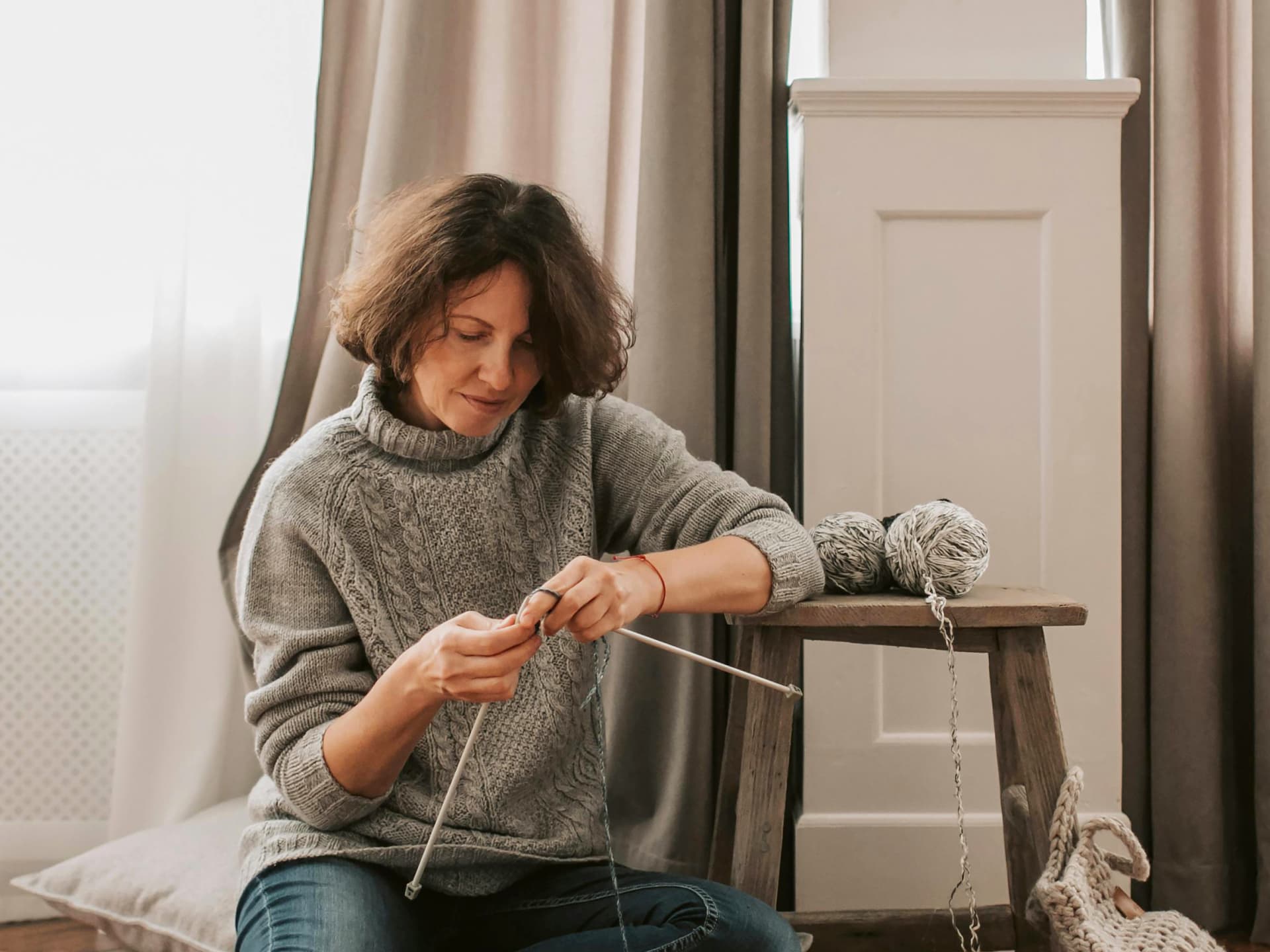 Frau strickt mit den besten Stricknadeln