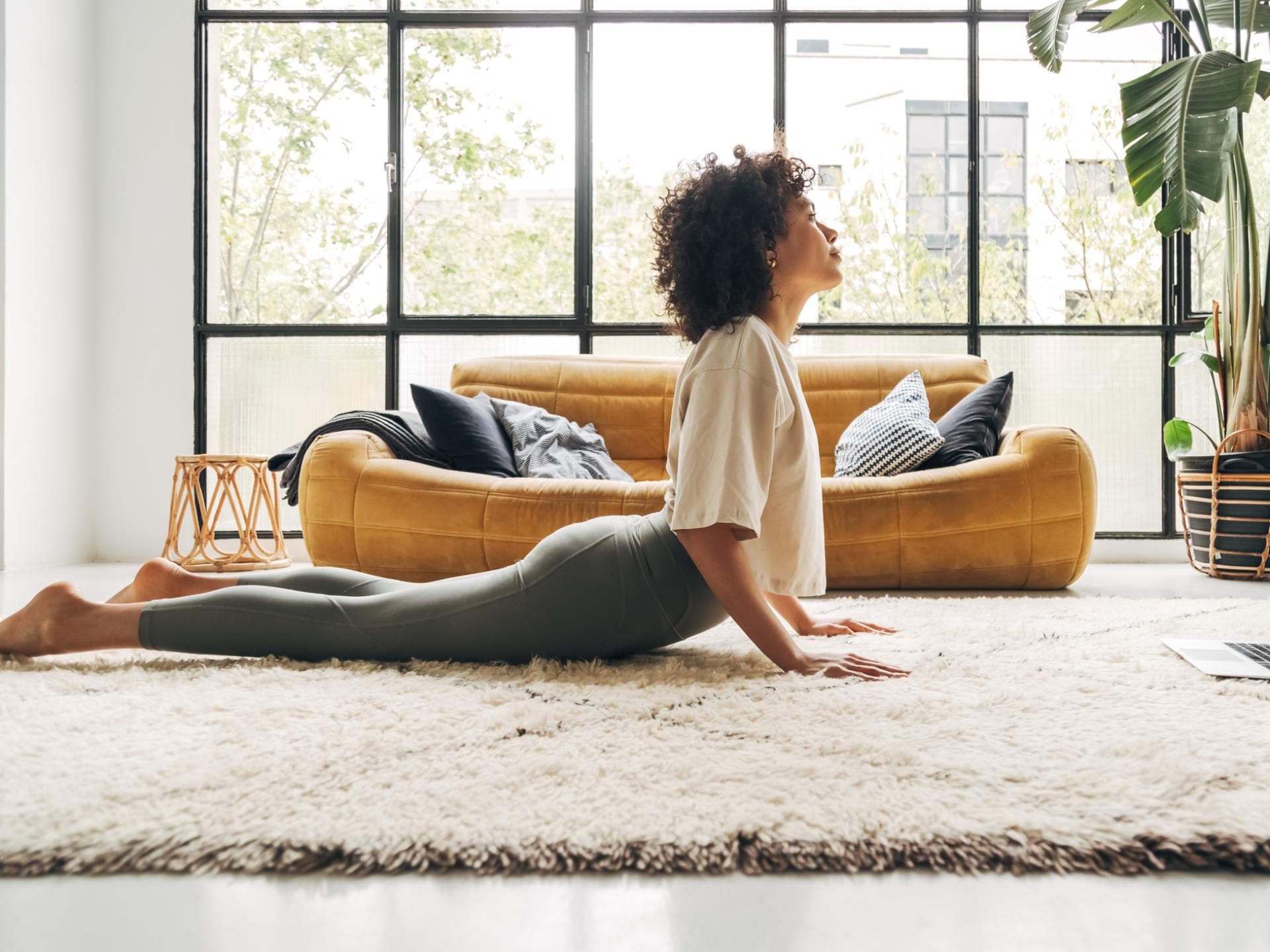 Eine Frau macht Yoga