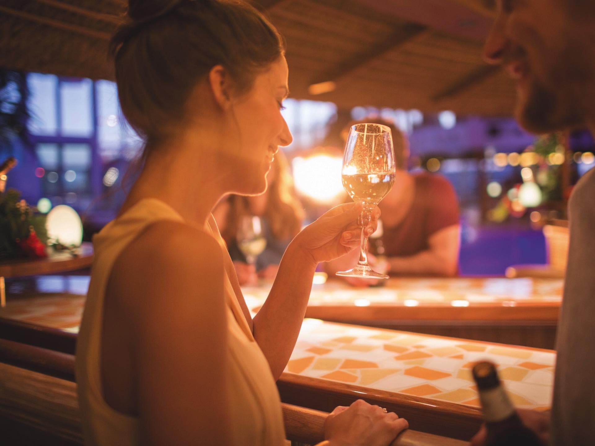 Reden, lachen, flirten – bei einem Drink an der Bar