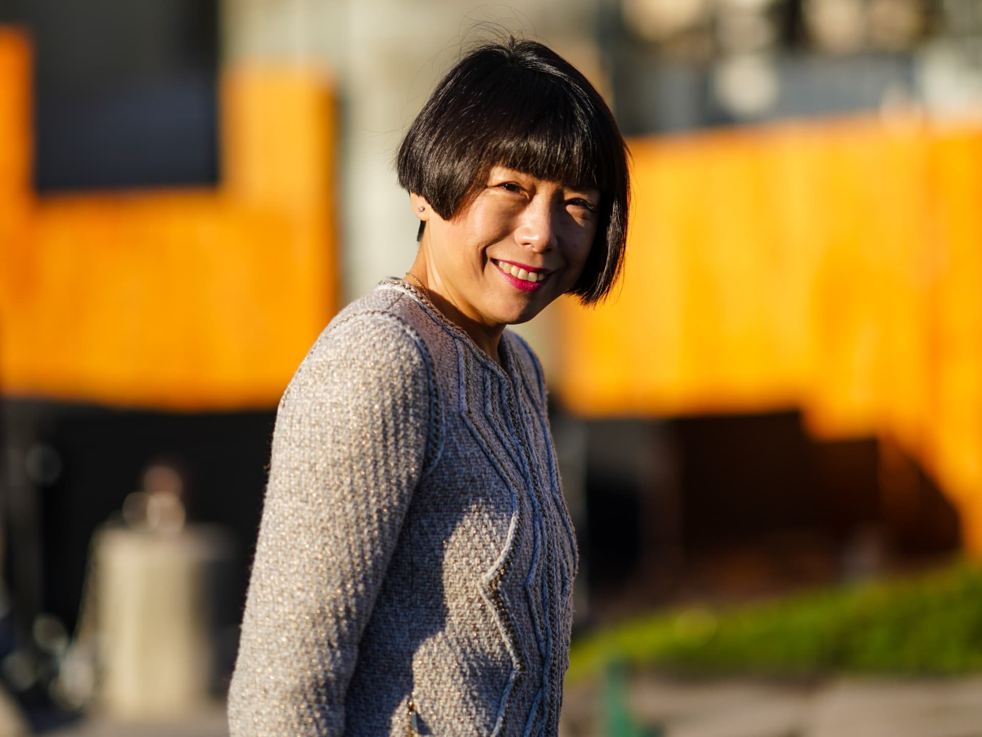 Asymmetrische Frisuren ab 50 - Journalistin Angelica Cheung mit asymmetrischem Bob mit Pony