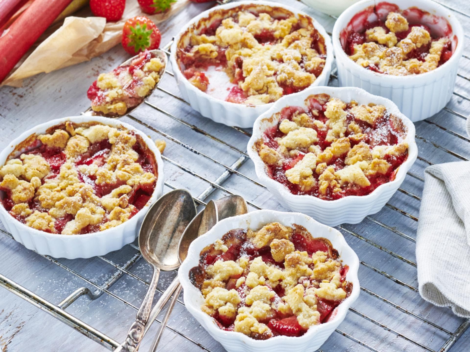 Schneller Erdbeer-Rhabarber-Crumble  Schneller Erdbeer-Rhabarber-Crumble