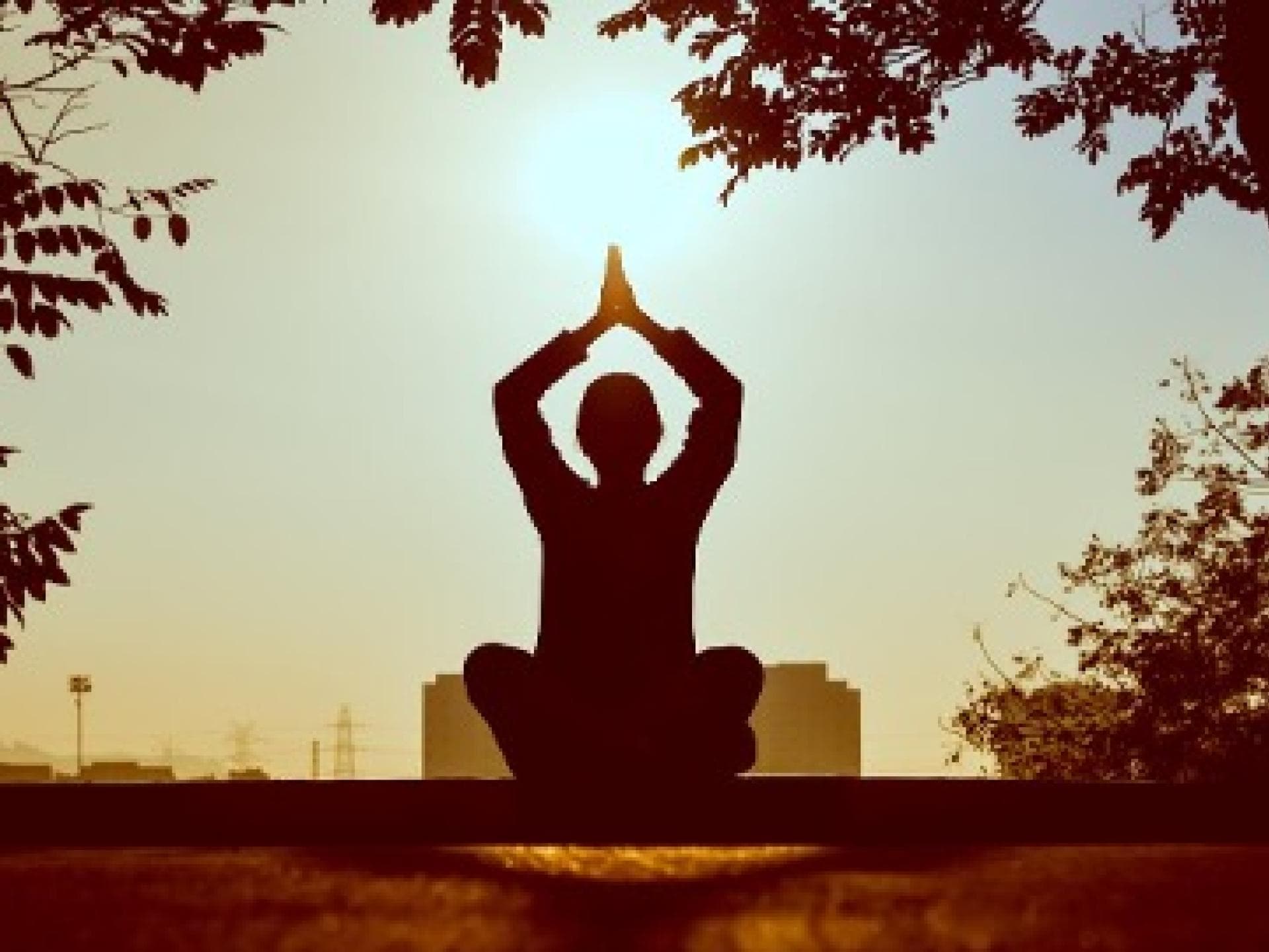 Frau macht Yoga