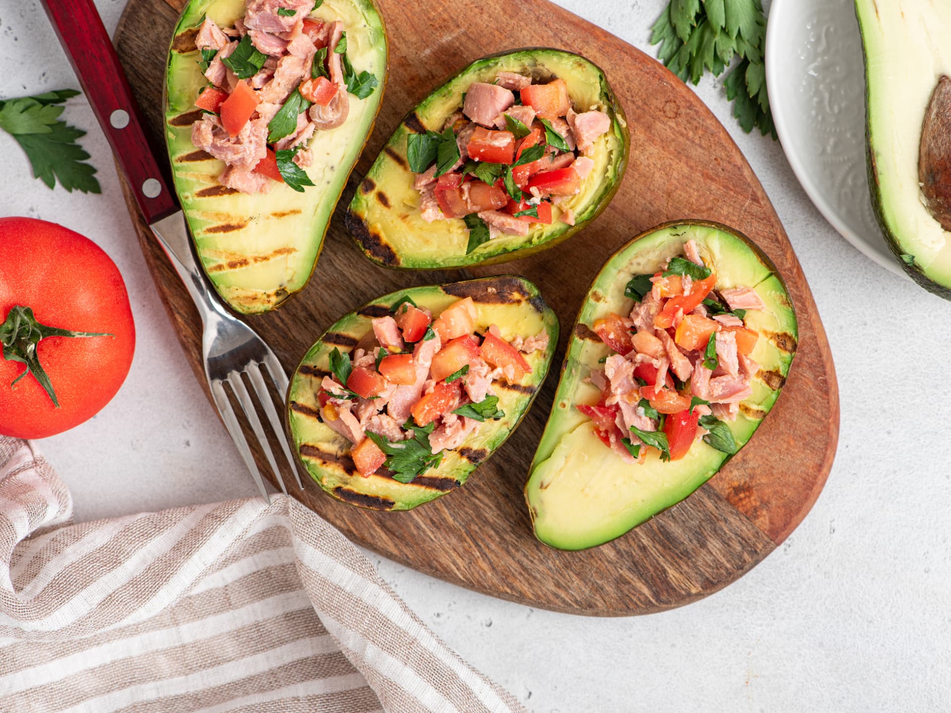 Gegrillte Avocado mit Tomaten-Salsa