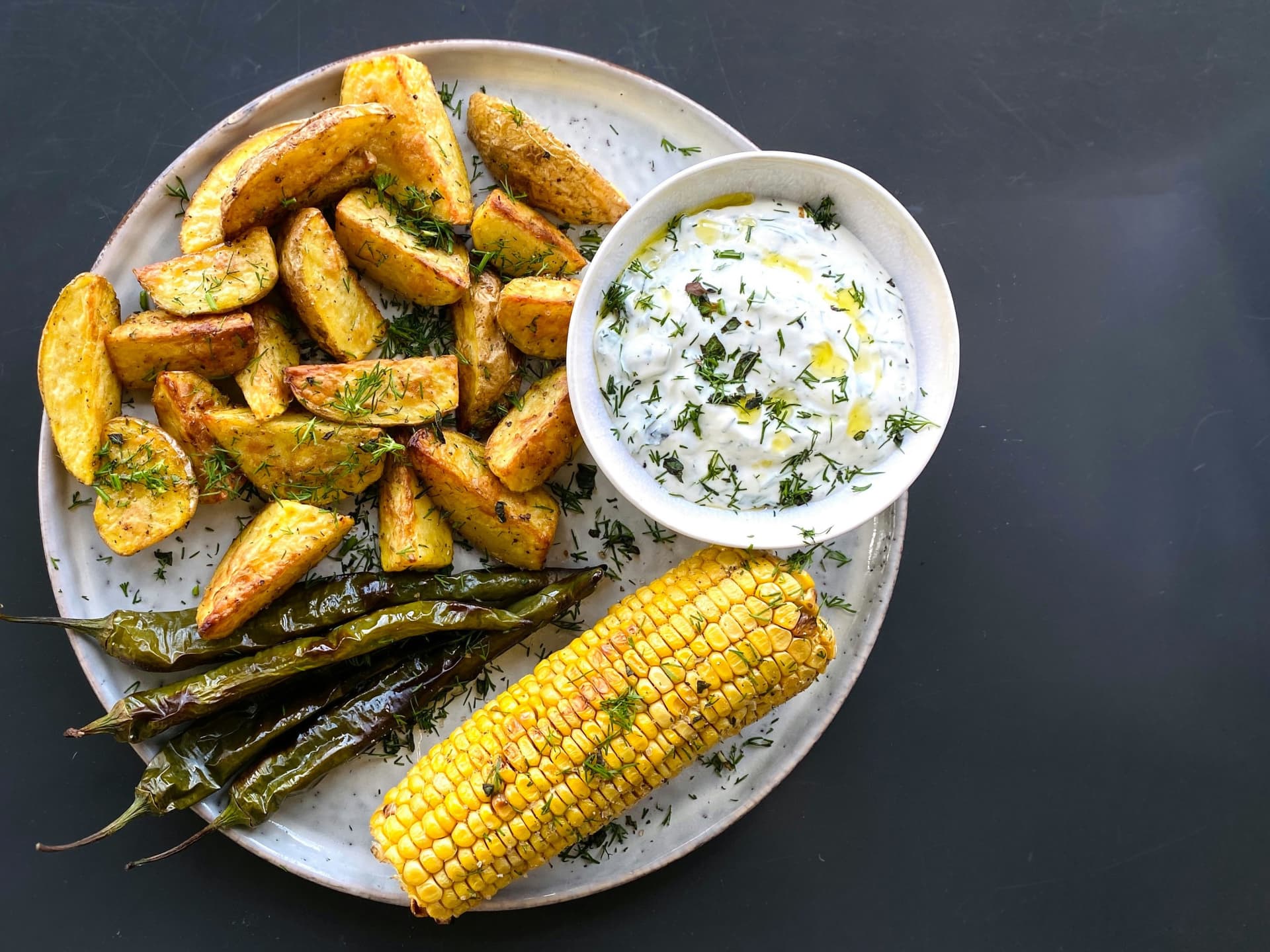 Zu gegrillten Maiskolben passen besonders gut Dips Gegrillte Maiskolben mit Joghurtdip