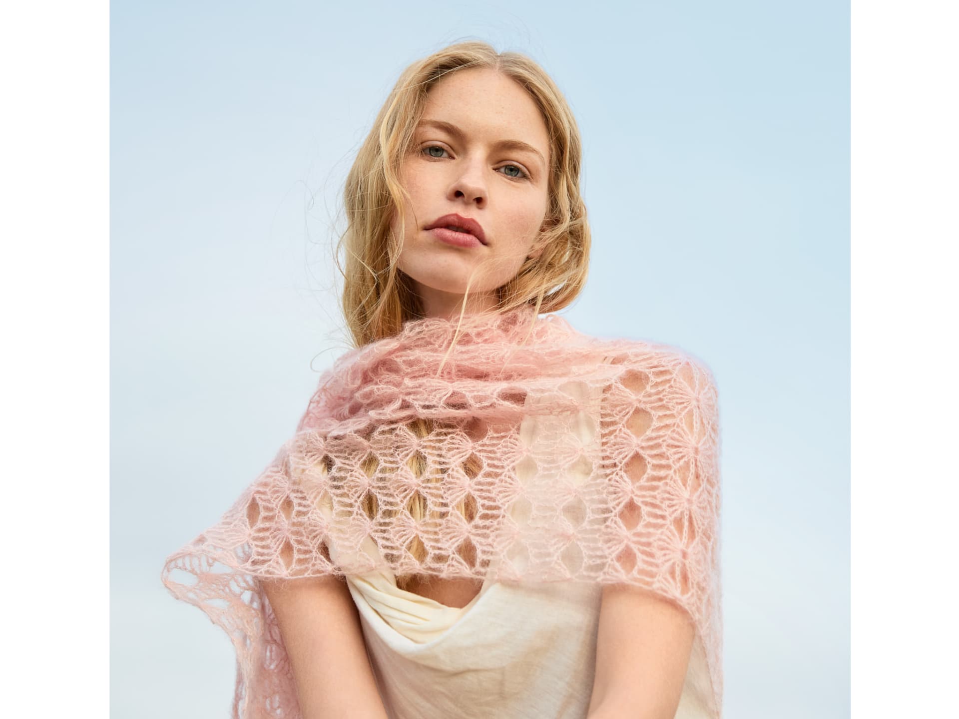 Model mit rosa Häkelspitzenmuster-Schal von Lana Grossa