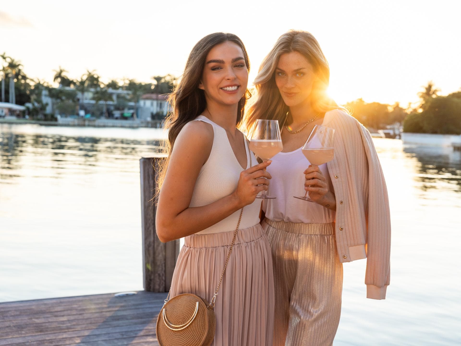 Lili Paul-Roncalli und Swantje Paulina tragen ein sommerliches Outfit von LASCANA 