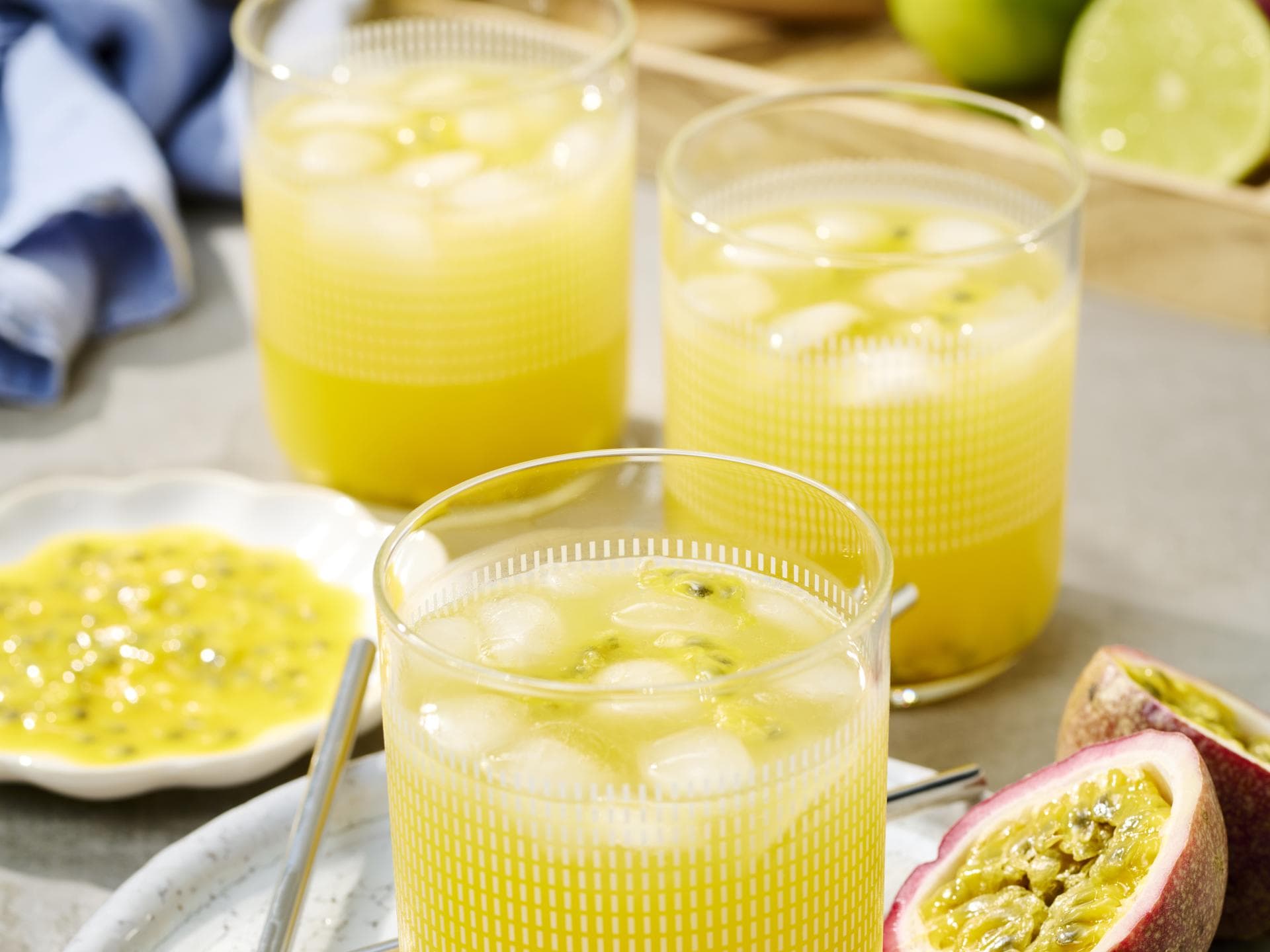 Maracuja-Cocktail in Gläser gefüllt mit Eiswürfeln 