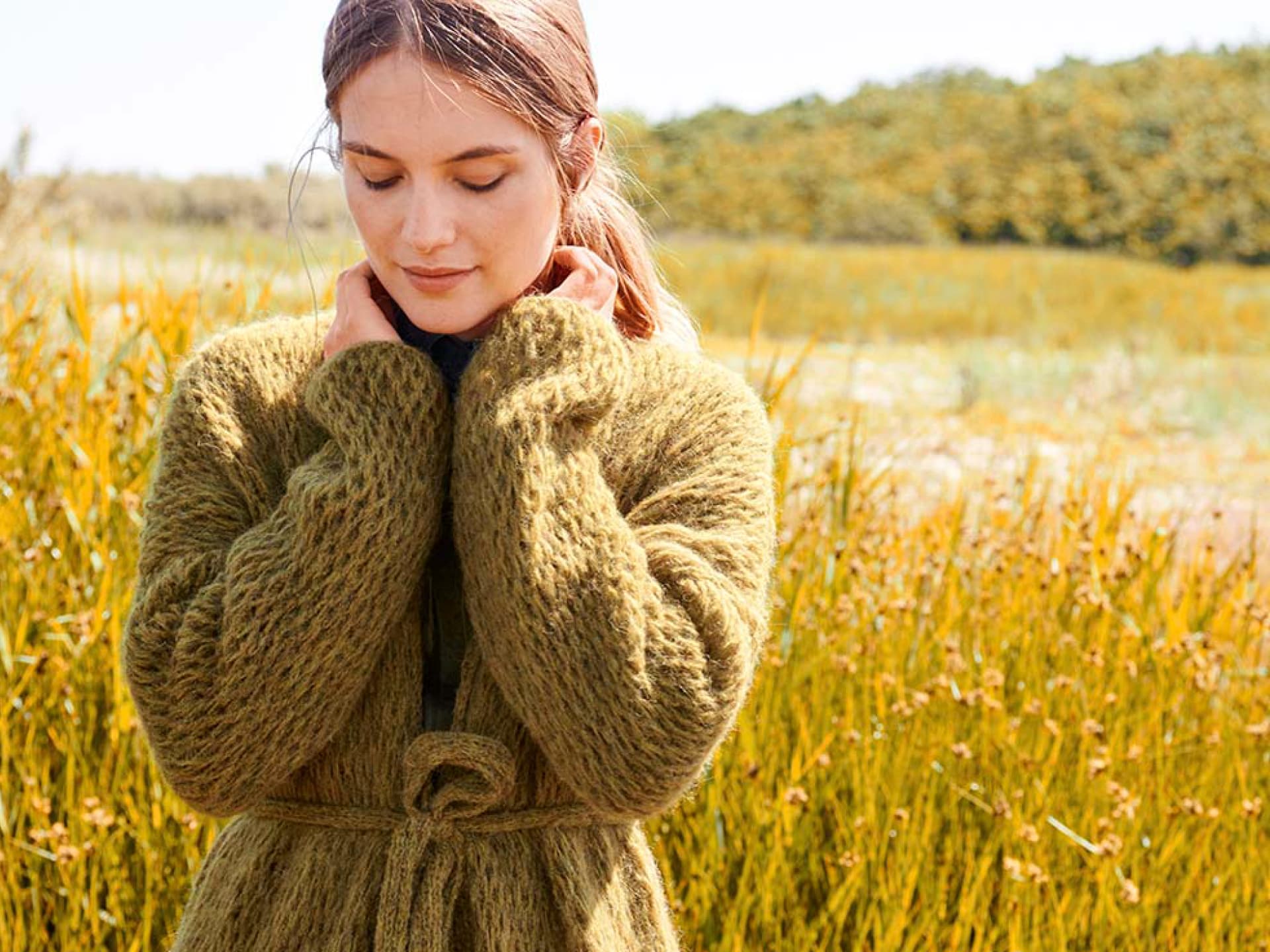 Model in Muster-Strickjacke von Lana Grossa