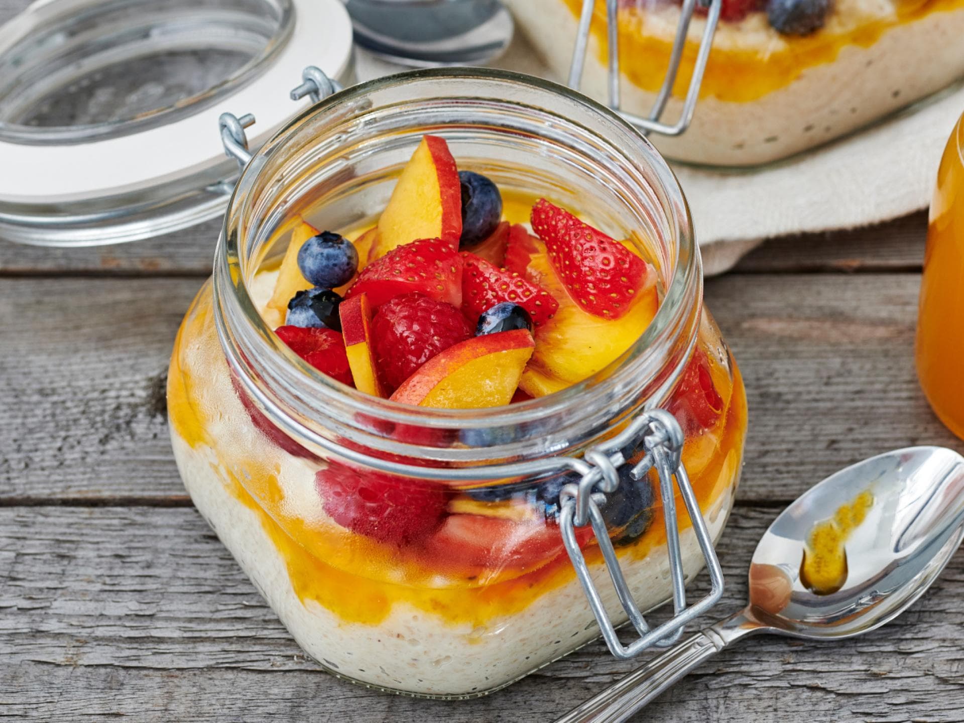 Porridge mit Früchten im Glas 