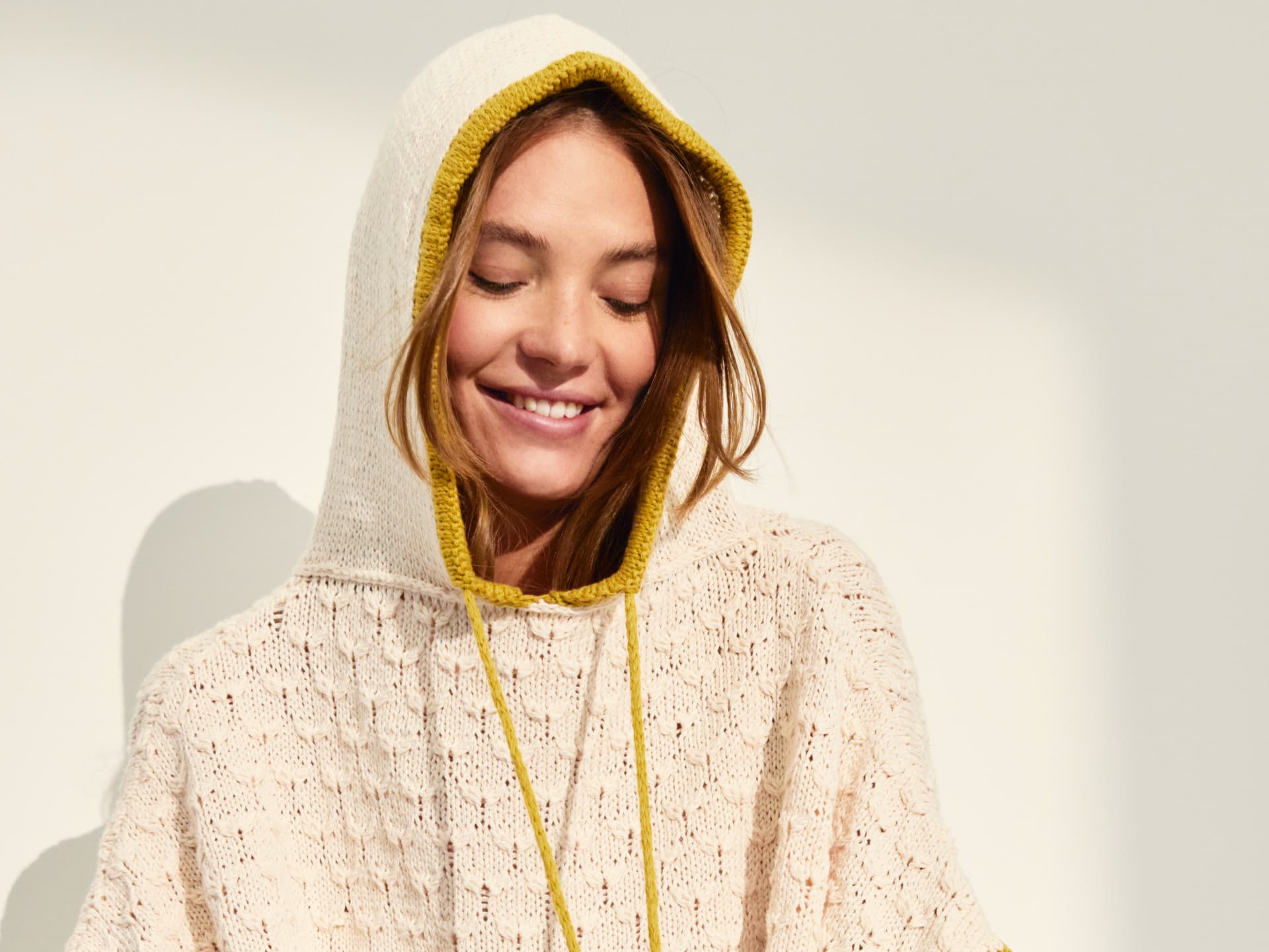Model in Sommerpulli von Lana Grossa