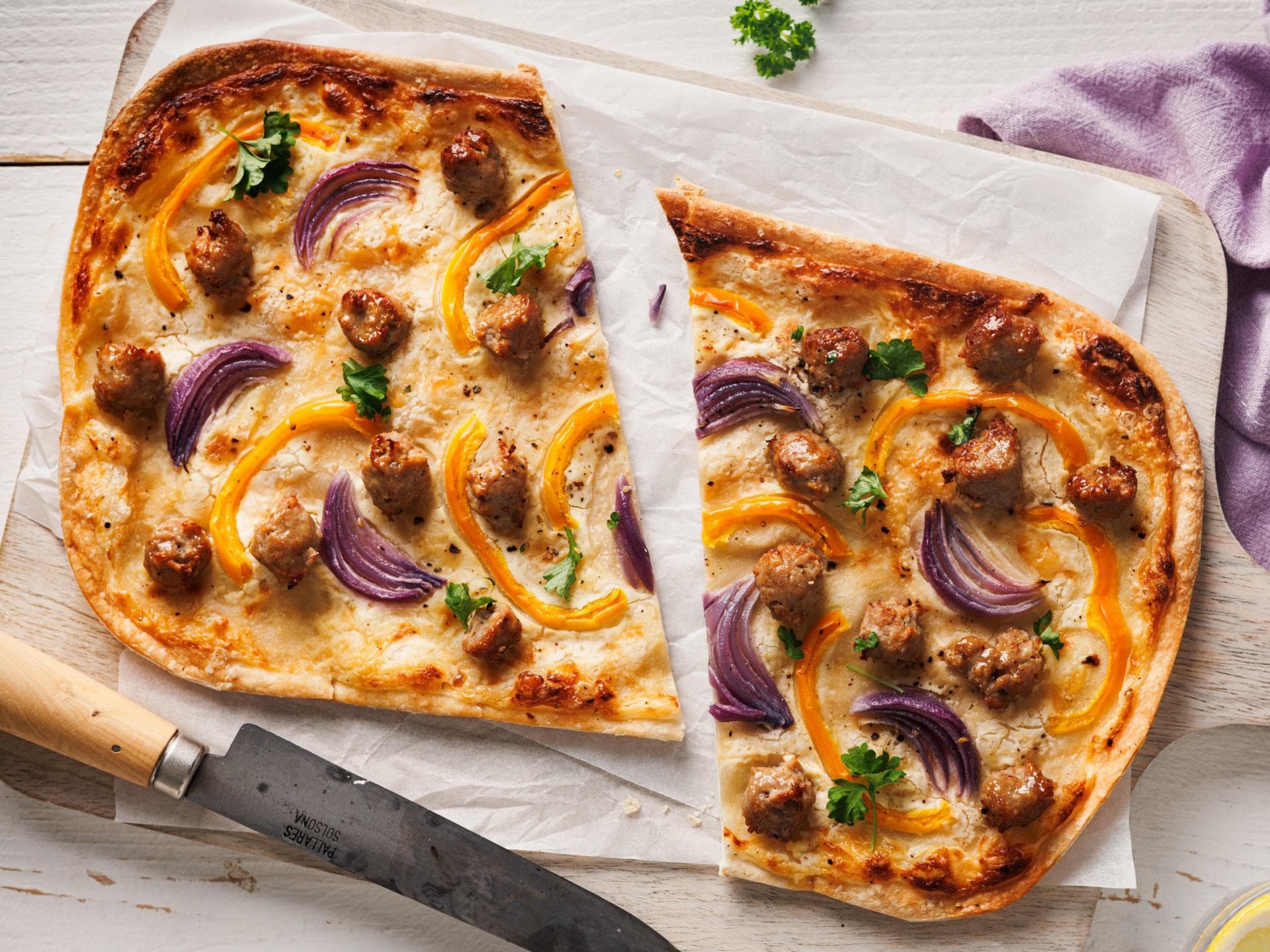 Bratwurst-Flammkuchen Bratwurst-Flammkuchen