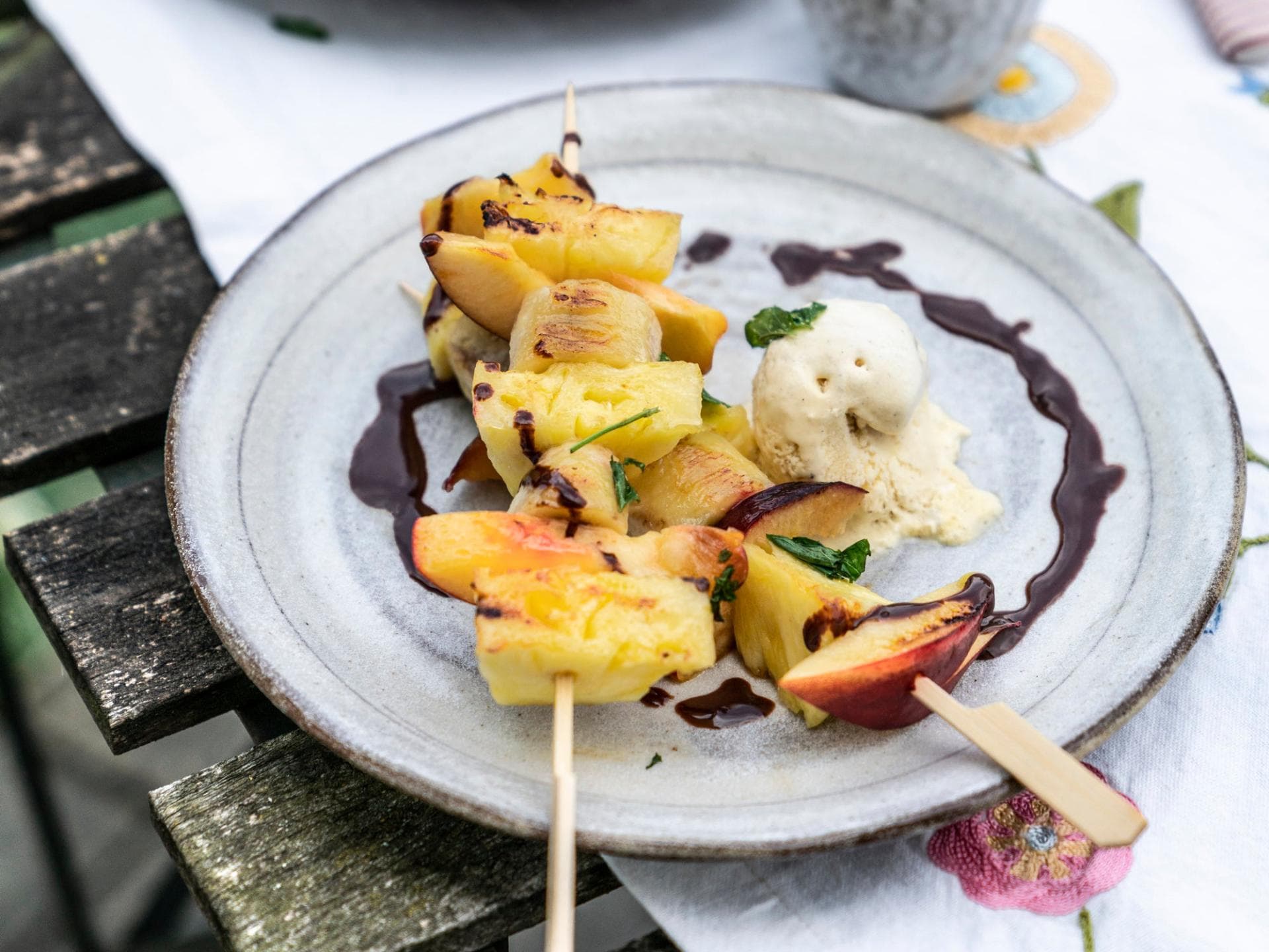 Fruchtspieße mit Schoko-Espresso-Sauce Fruchtspieße mit Schoko-Espresso-Sauce