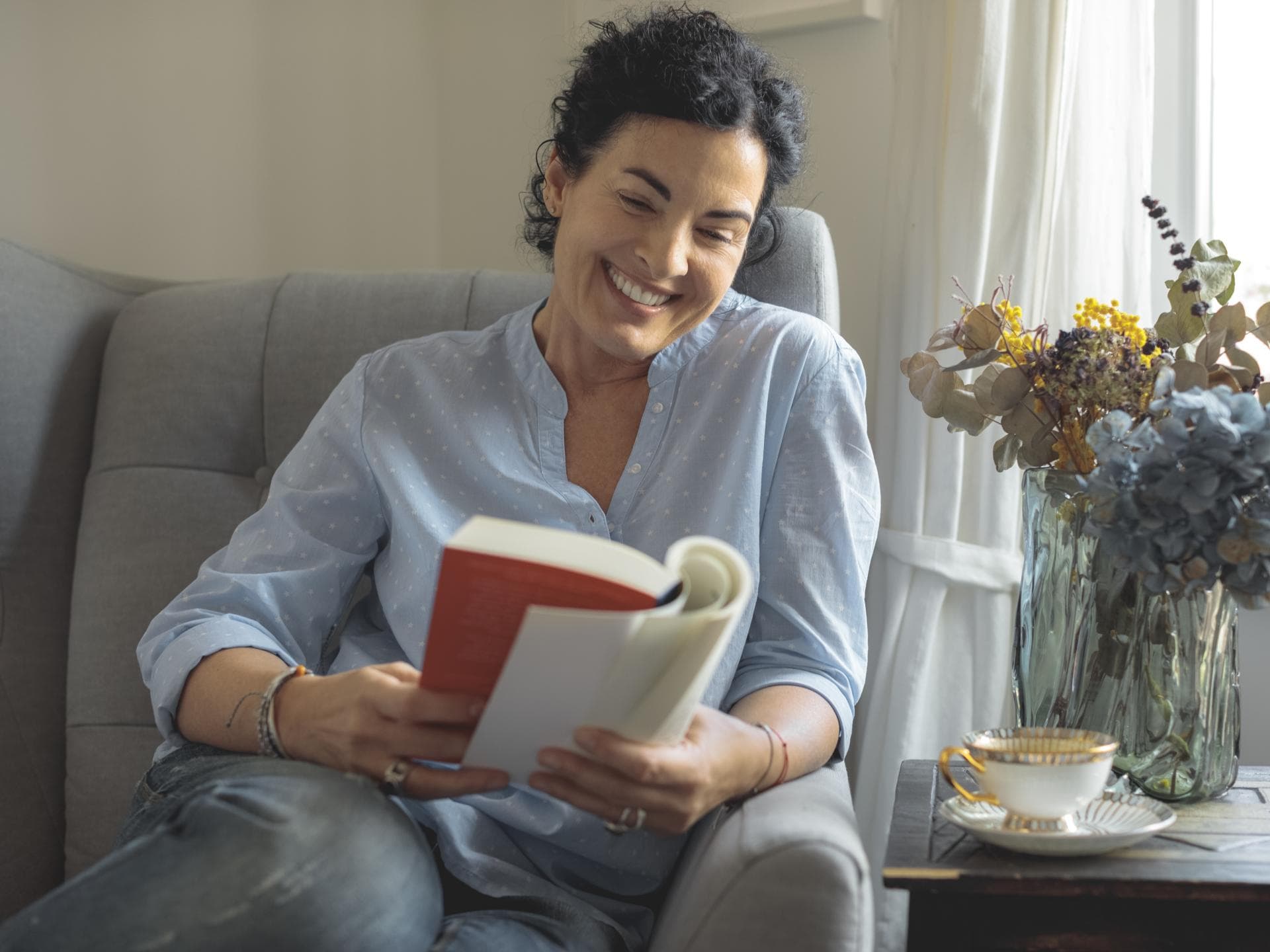 Eine Frau liest ein Buch 