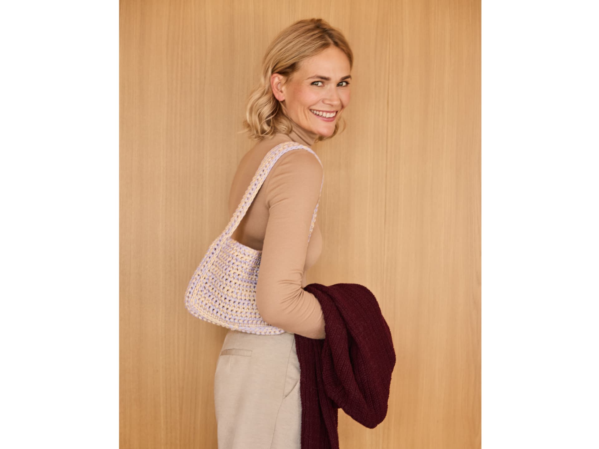 Model mit Häkeltasche im Baguette Bag Stil von Lana Grossa 