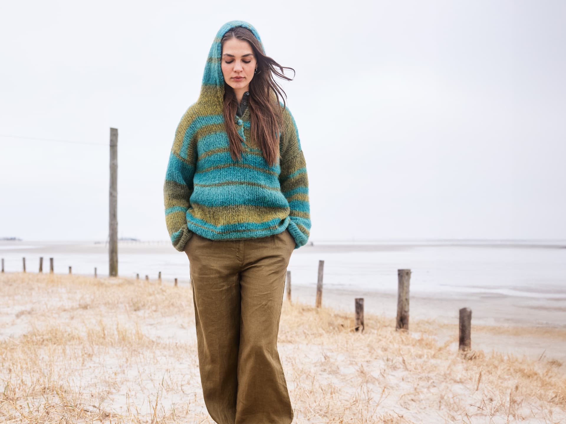 Strickanleitung für den Knopfleisten-Streifenhoodie von Lana Grossa Model in Knopfleisten-Streifenhoodie von Lana Grossa